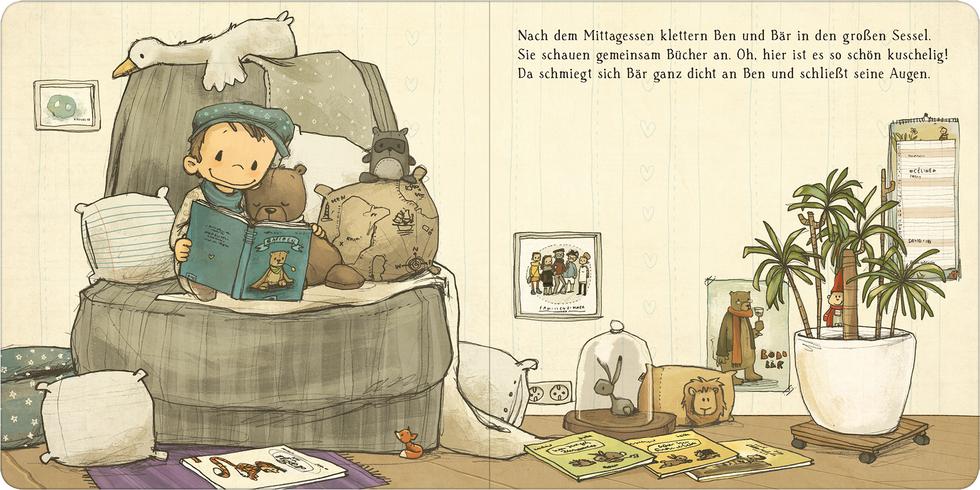 Gezeigt wird eine Innenansicht von „Die schönsten Geschichten von Ben und Bär“. In einem gemütlichen Raum sitzen ein Junge namens Ben und ein Bär in einem großen Sessel. Ben hält ein Buch in der Hand und trägt eine blaue Mütze. Die Farbpalette ist sanft, mit warmen Erdtönen und sanften Grüntönen, die eine behagliche Atmosphäre schaffen. Auf dem Boden liegen Kissen und Spielzeuge, während Pflanzen und Wandbilder den Raum lebendig gestalten. Die typografische Gestaltung ist...
