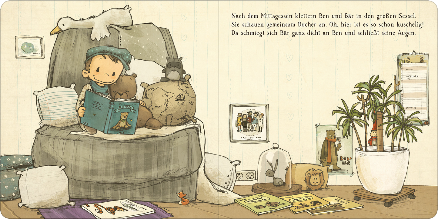 Gezeigt wird eine Innenansicht von „Die schönsten Geschichten von Ben und Bär“. In einem gemütlichen Raum sitzen ein Junge namens Ben und ein Bär in einem großen Sessel. Ben hält ein Buch in der Hand und trägt eine blaue Mütze. Die Farbpalette ist sanft, mit warmen Erdtönen und sanften Grüntönen, die eine behagliche Atmosphäre schaffen. Auf dem Boden liegen Kissen und Spielzeuge, während Pflanzen und Wandbilder den Raum lebendig gestalten. Die typografische Gestaltung ist...
