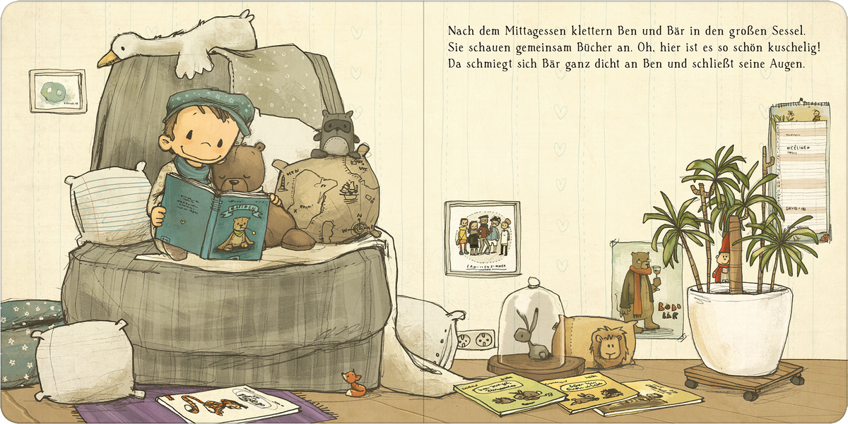 Gezeigt wird eine Innenansicht von „Die schönsten Geschichten von Ben und Bär“. In einem gemütlichen Raum sitzen ein Junge namens Ben und ein Bär in einem großen Sessel. Ben hält ein Buch in der Hand und trägt eine blaue Mütze. Die Farbpalette ist sanft, mit warmen Erdtönen und sanften Grüntönen, die eine behagliche Atmosphäre schaffen. Auf dem Boden liegen Kissen und Spielzeuge, während Pflanzen und Wandbilder den Raum lebendig gestalten. Die typografische Gestaltung ist...