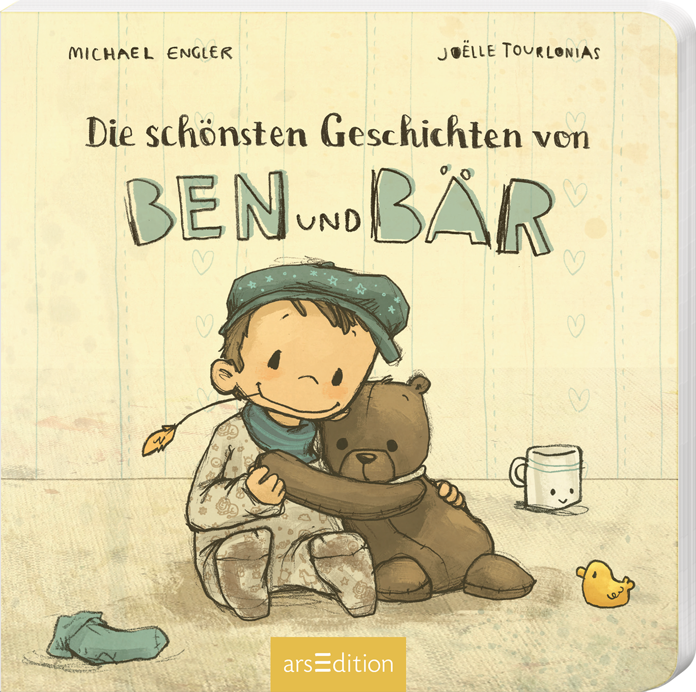 Das Buchcover zeigt einen liebevoll illustrierten Jungen in blauer pyjamaähnlicher Kleidung, der einen braunen Teddybären umarmt. Die Hintergrundfarbe ist sanft beige mit feinen, herzigen Mustern. Oben steht in verspielter Schrift „Die schönsten Geschichten von BEN und BÄR“. Der Titel hebt sich durch die Farbwahl ab. Eine kleine Teetasse und eine gelbe Ente ergänzen die Szene und verleihen ihr eine warme, gemütliche Atmosphäre. Ganz unten mittig steht der Logoschriftzug von...