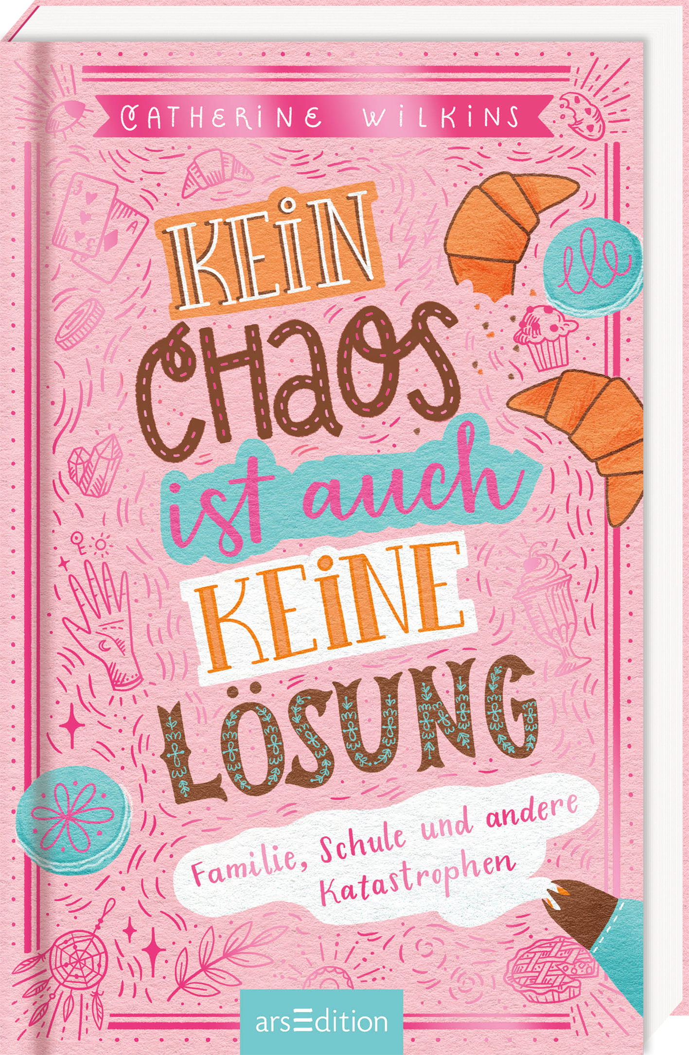 Das Cover zeigt einen pinken Hintergrund mit verspielten Zeichnungen von Snacks und Süßigkeiten. In der Mitte steht der Titel „KEIN CHAOS ist auch KEINE LÖSUNG“ in auffälligen, unterschiedlichen Schriftarten und Farben – die Wörter „CHAOS“ und „LÖSUNG“ sind besonders hervorgehoben. Darunter sind die Worte „Familie, Schule und andere Katastrophen“ in kleinerer Schrift. Oben links befindet sich der Name der Autorin, Catherine Wilkins. Ganz unten mittig steht der...