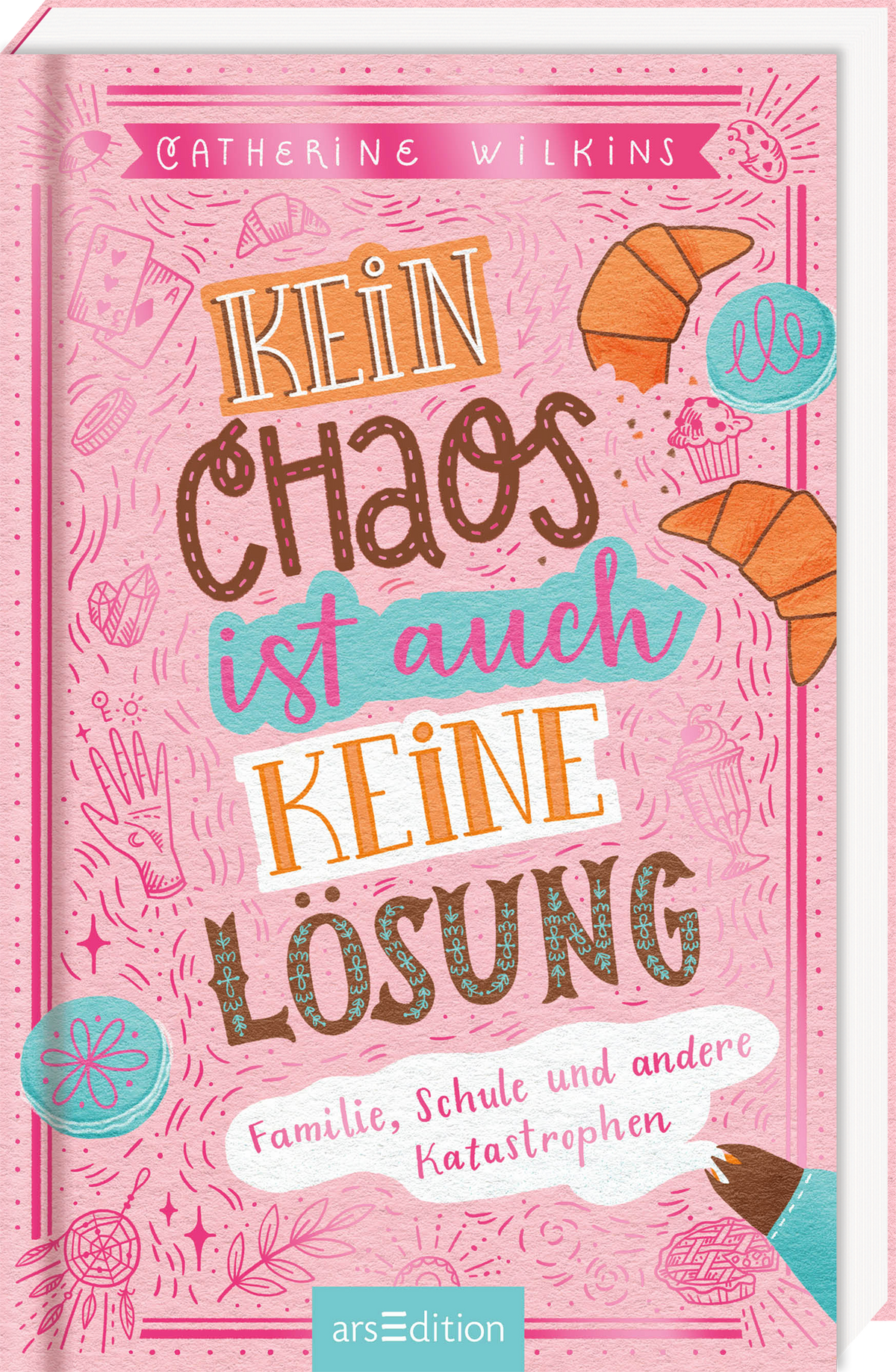 Das Cover zeigt einen pinken Hintergrund mit verspielten Zeichnungen von Snacks und Süßigkeiten. In der Mitte steht der Titel „KEIN CHAOS ist auch KEINE LÖSUNG“ in auffälligen, unterschiedlichen Schriftarten und Farben – die Wörter „CHAOS“ und „LÖSUNG“ sind besonders hervorgehoben. Darunter sind die Worte „Familie, Schule und andere Katastrophen“ in kleinerer Schrift. Oben links befindet sich der Name der Autorin, Catherine Wilkins. Ganz unten mittig steht der...