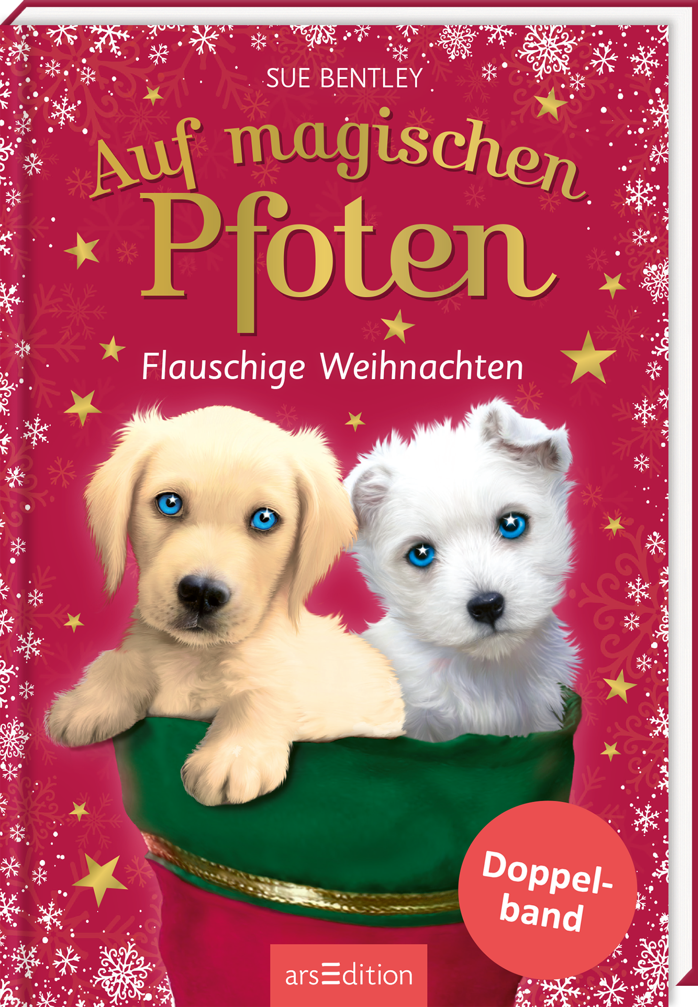 Das Buchcover zeigt zwei süße Welpen, einen hellen und einen weißen, die in einem grünen Sack sitzen. Der Hintergrund ist in einem warmen Rotton gehalten und mit weißen Schneeflocken und goldenen Sternen verziert, was eine festliche Atmosphäre schafft. Der Titel „Auf magischen Pfoten“ ist in großen, geschwungenen, goldenen Buchstaben oben platziert, während darunter der Zusatz „Flauschige Weihnachten“ in kleinerer Schrift steht. Ein Button mit dem Text „Doppelband“ ist auch...