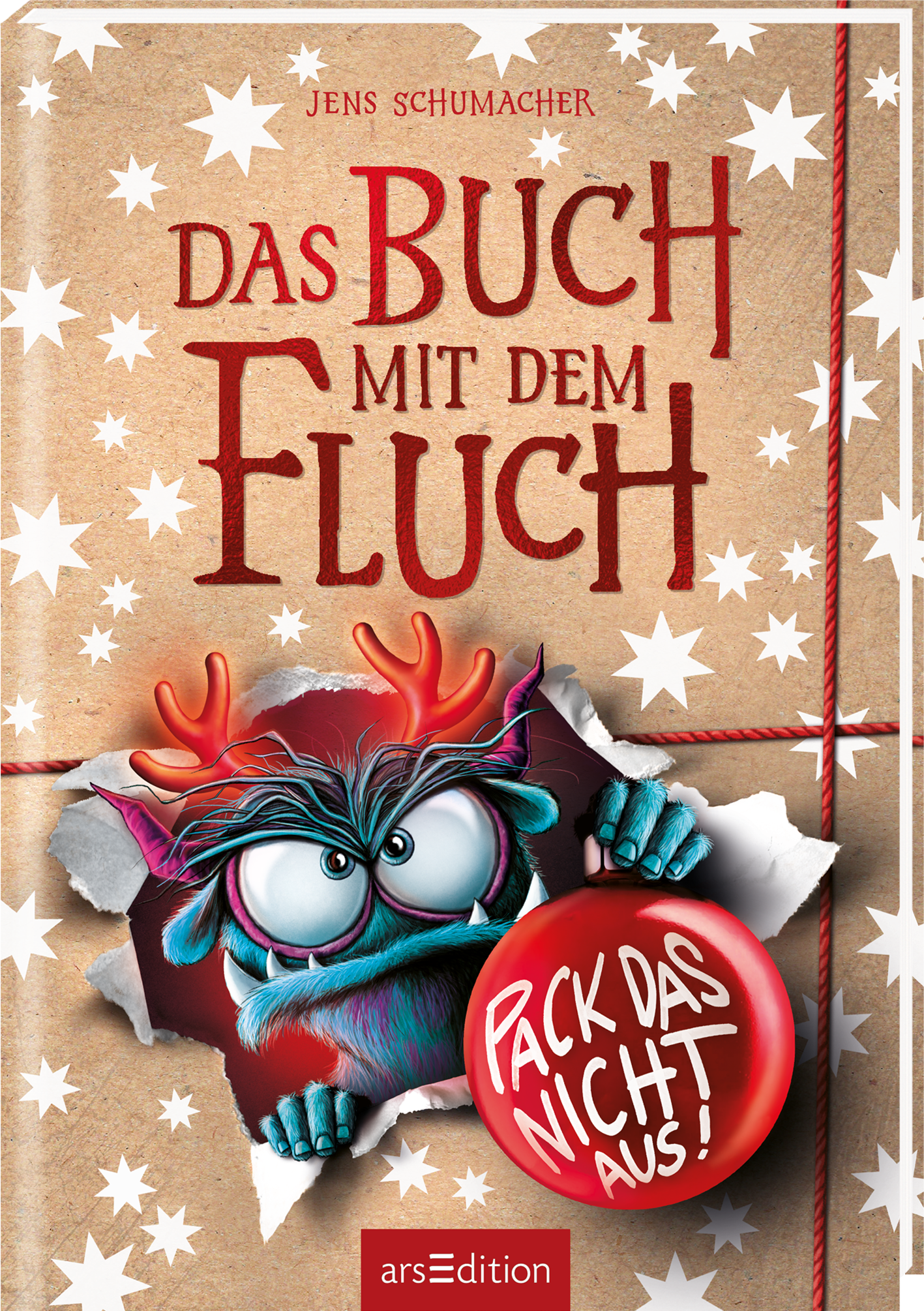 Das Cover zeigt einen braunen, papierähnlichen Hintergrund mit weißen Sternen. Im Mittelpunkt ist ein Loch in das Papier gerissen, aus dem ein grimmiger Dämon mit großen Augen und bunten Hörnern hervorblickt. Der Titel „Das BUCH mit dem FLUCH“ ist in kräftigem Rot und einer markanten Schriftart platziert. Darüber befindet sich der Name des Autors Jens Schumacher. Unten rechts befindet sich eine rote Kugel mit dem Text „PACK DAS NICHT AUS!“. Ganz unten mittig steht der...