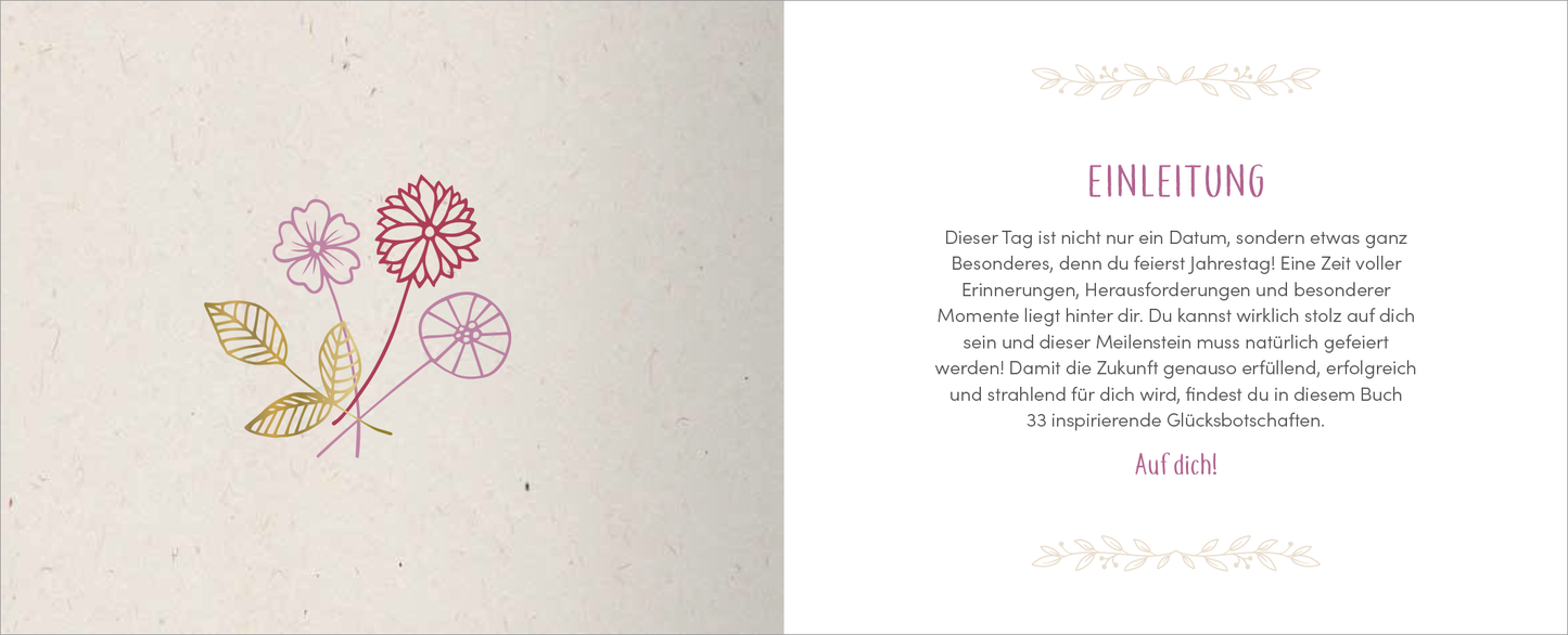 Gezeigt wird eine Innenansicht von „Alles Liebe zum Jahrestag“. Die linke Seite zeigt zarte, skizzierte Blumen in Rot, Pink und Gelb auf einem cremefarbenen Hintergrund. Rechts befindet sich die Überschrift „EINLEITUNG“ in einer eleganten, lilafarbenen Schrift. Darunter steht ein einladender Text, der den besonderen Anlass beschreibt. Die Typografie ist klar und gut lesbar, während die sanften Farben eine warme, freundliche Stimmung erzeugen.