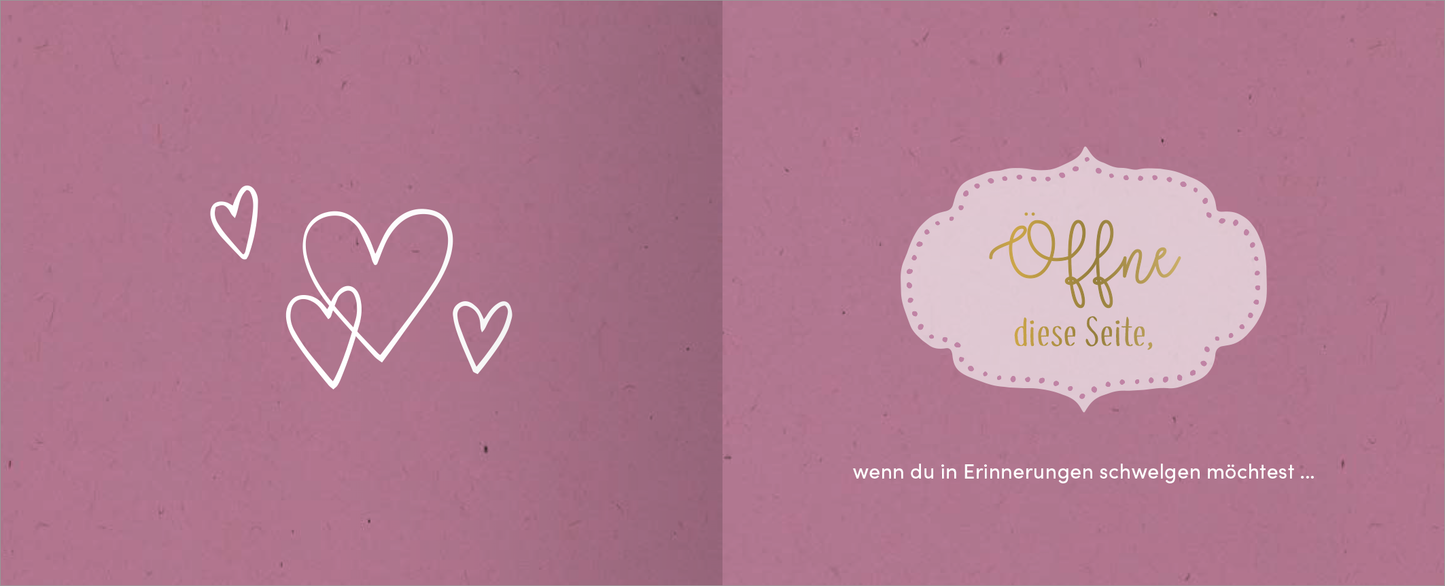 Gezeigt wird eine Innen- oder Zusatzansicht von „Alles Liebe zum Jahrestag“. Die Seite ist in einem sanften lila Farbton gehalten. Links sind drei stilisierte, weiße Herzen angeordnet, die in verschiedenen Größen dargestellt sind. Rechts befindet sich ein verschnörkeltes, goldenes Textfeld mit der Aufschrift „Offne diese Seite:“. Darunter steht in schmaler, weißer Schrift „wenn du in Erinnerungen schwelgen möchtest ...“. Die Anordnung und Farben schaffen eine einladende,...