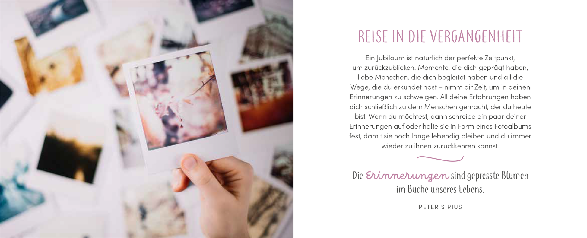 Gezeigt wird eine Innen- oder Zusatzansicht von „Alles Liebe zum Jahrestag“. Auf der linken Seite sind mehrere Polaroid-Fotos zu sehen, die nostalgische Erinnerungen darstellen, gehalten von einer Hand. Die rechte Seite zeigt einen poetischen Text mit der Überschrift „REISE IN DIE VERGANGENHEIT“. Die Schrift ist in einem eleganten, geschwungenen Stil in sanften Rosatönen, unterstrichen von einem Zitat, das den symbolischen Wert von Erinnerungen hervorhebt. Der Hintergrund ist hell und...