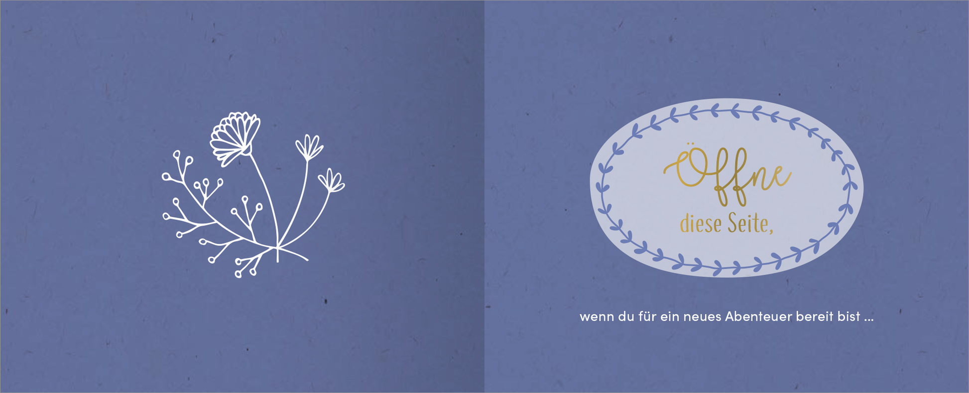 Gezeigt wird eine Innen- oder Zusatzansicht von „Alles Liebe zum Jahrestag“. Die linksseitige Innenseite präsentiert eine filigrane, weiße Blumenillustration auf einem sanften, blauen Hintergrund. Die rechtsseitige Fläche enthält einen ovalen Rahmen mit der einladenden Aufschrift „Offne diese Seite“ in kräftigem Gold und einer klaren Schriftart. Darunter steht in kleinerer, weißer Schrift der Satz „wenn du für ein neues Abenteuer bereit bist ...“, was ein Gefühl von...