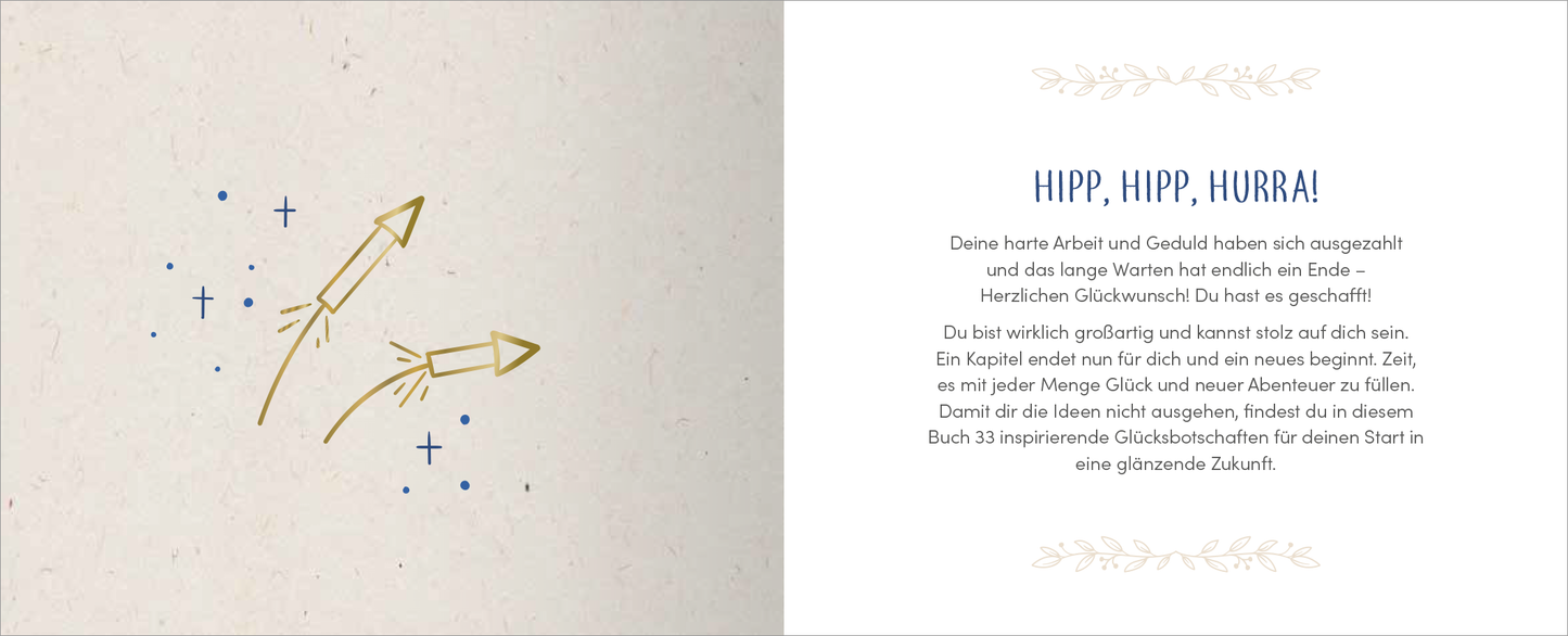 Gezeigt wird eine Innen- oder Zusatzansicht von „Endlich geschafft! Hurra! Herzlichen Glückwunsch!“. Auf der linken Seite sind zwei goldene Raketen zu sehen, die versetzt aufsteigen, umgeben von blauen und goldenen Sternen. Die Seitenränder sind mit zarten, floralen Motiven verziert. Auf der rechten Seite steht der Schriftzug „HIPP, HIPP, HURRA!“ in einer kräftigen, blauen Schrift. Darunter befindet sich ein Abschnitt in einer klaren, leserlichen Schrift, der den Gruß und die...