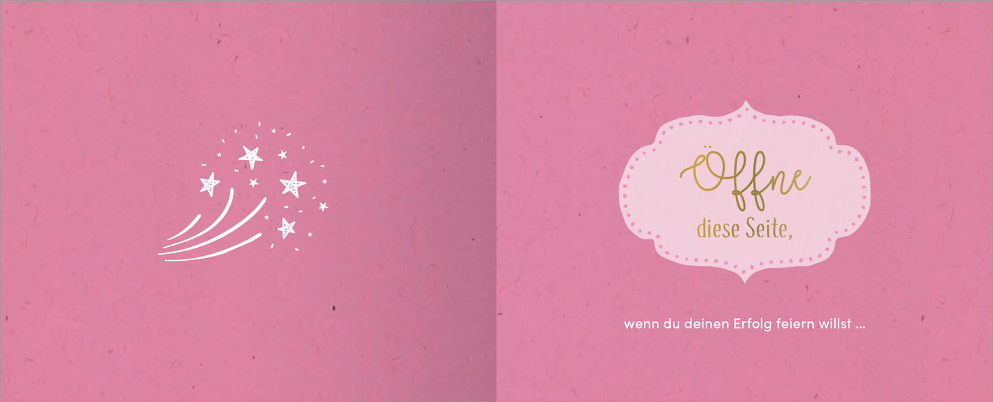 Gezeigt wird eine Innen- oder Zusatzansicht von „Endlich geschafft! Hurra! Herzlichen Glückwunsch!“. Der Hintergrund ist in einem sanften Rosa gehalten. Auf der linken Seite sind weiße Sterne und geschwungene Linien abgebildet, die einen festlichen Eindruck vermitteln. Die rechte Seite zeigt in geschwungener, goldener Schrift den Text „Öffne diese Seite,“ umrahmt von einem geschwungenen, hellen Banner. Darunter steht in klarer, schlichter Schrift „wenn du deinen Erfolg feiern...