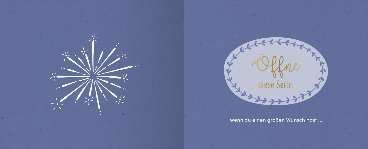 Gezeigt wird eine Innen- oder Zusatzansicht von „Endlich geschafft! Hurra! Herzlichen Glückwunsch!“. Die Seiten sind in einem sanften Lavendelton gehalten. Links strahlt ein grafisches Element in Form einer stilisierten Feuerwerksbatterie in Weiß aus. Rechts befindet sich eine ovale geschwungene Box mit goldfarbener Schrift „Öffne diese Seite“, umgeben von zarten, blauen Blütenranken. Darunter steht in schlichter Schrift „wenn du einen großen Wunsch hast ...“.