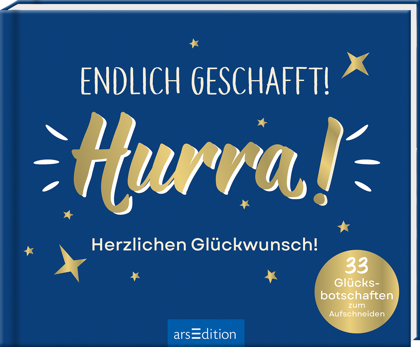 Das Buchcover zeigt einen tiefblauen Hintergrund, auf dem in großen, goldenen Lettern „ENDLICH GESCHAFFT! Hurra!“ steht. Unterhalb des Titels befindet sich der Schriftzug „Herzlichen Glückwunsch!“. Verspielt angeordnete, kleine goldene Sterne umrahmen die Textelemente, die Freude und Feierlichkeit ausstrahlen. In der unteren rechten Ecke ist ein runder, goldener Button mit dem Text „33 Glücksbotschaften zum Aufschneiden“ abgebildet. Ganz unten mittig steht der Logoschriftzug von...