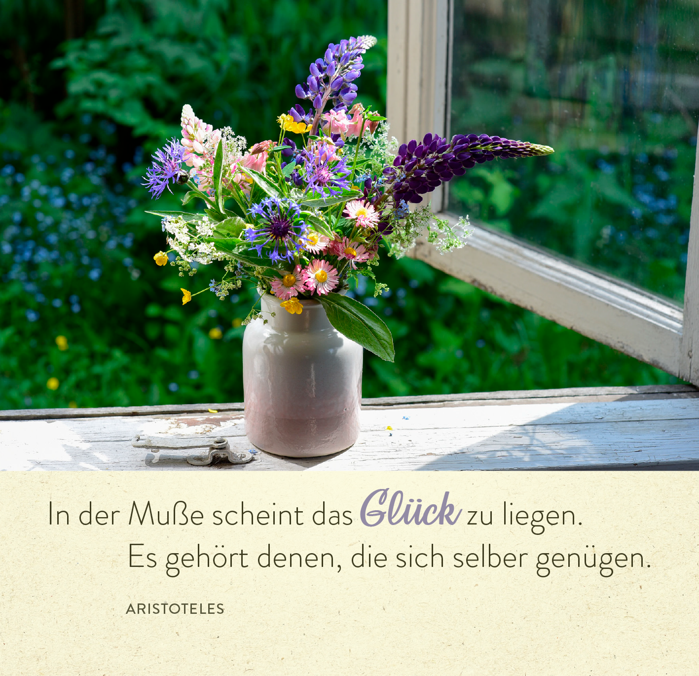 Gezeigt wird eine Innen- oder Zusatzansicht von „365 Glücksgefühle für jeden Tag“. Die Darstellung zeigt ein frisches Blumenarrangement in einem schlicht eleganten, hellen Gefäß, das auf einer Fensterbank steht. Der Hintergrund ist von üppigem Grün umgeben, das eine harmonische Atmosphäre schafft. Der Text in sanften, dunklen Schriftzügen ist gut lesbar und vermittelt eine inspirierende Botschaft über das Glück. Die Farben sind harmonisch gewählt, und die Typografie ist klar und...
