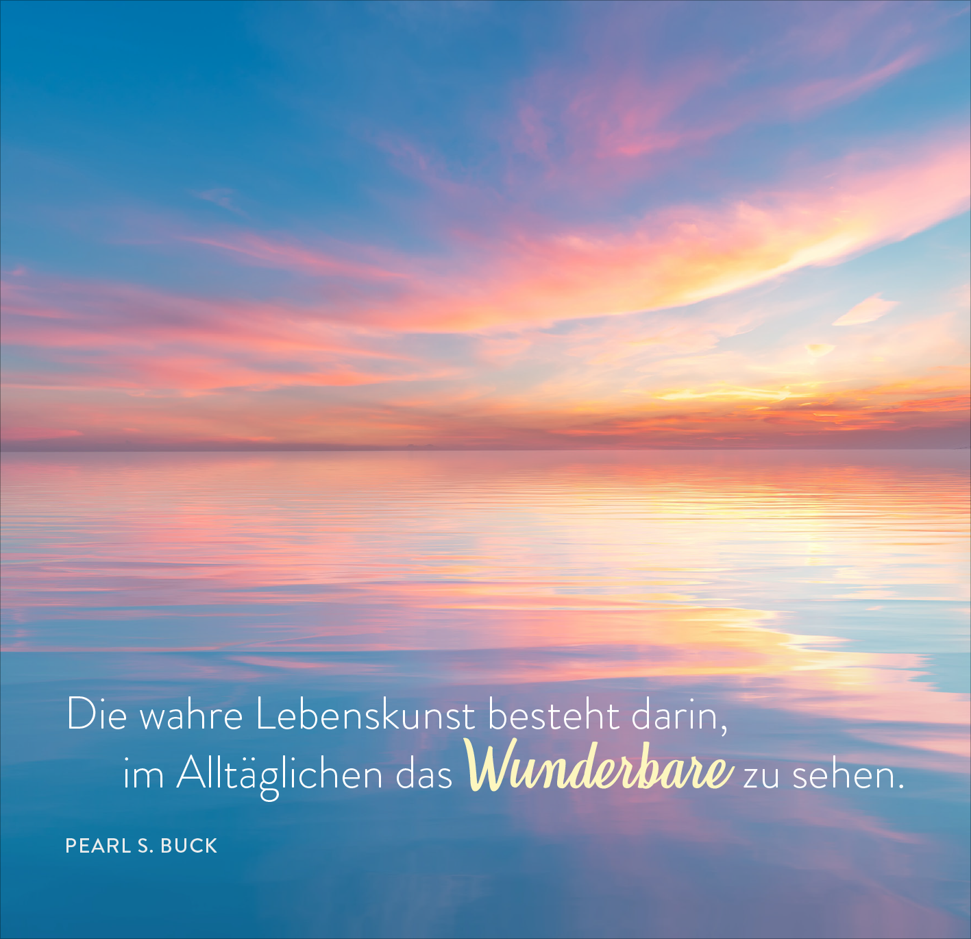 Gezeigt wird eine Innen- oder Zusatzansicht von „365 Tage einatmen. Ausatmen. Lächeln.“. Der Hintergrund zeigt einen harmonischen Sonnenuntergang mit sanften rosa, lila und blauen Farbtönen, die im Wasser reflektiert werden. Im unteren Bereich ist der Text in eleganter Schriftart platziert: „Die wahre Lebenskunst besteht darin, im Alltäglichen das Wunderbare zu sehen.“ Der Schriftzug „Wunderbare“ hebt sich durch eine verspielte, fette Schrift ab und ist weiß gehalten, während...