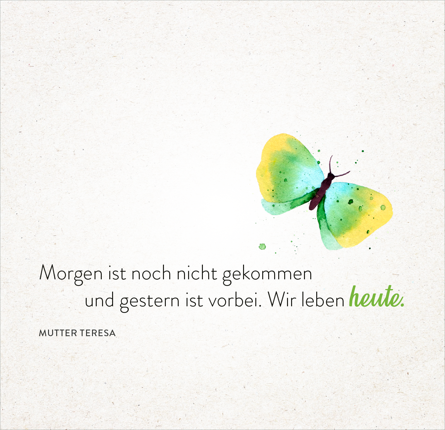 Gezeigt wird eine Innen- oder Zusatzansicht von „365 Tage einatmen. Ausatmen. Lächeln.“. Die Abbildung zeigt einen aquarellierten Schmetterling in Gelb- und Grüntönen auf einem cremefarbenen Hintergrund. Darunter ist ein Zitat von Mutter Teresa in schwarzer Schrift, das sanft mit einer grünen Hervorhebung für das Wort „heute“ ergänzt wird. Die Schriftart ist modern und gut lesbar, mit einer sanften Anordnung der Textelemente, die einen einladenden und beruhigenden Eindruck...