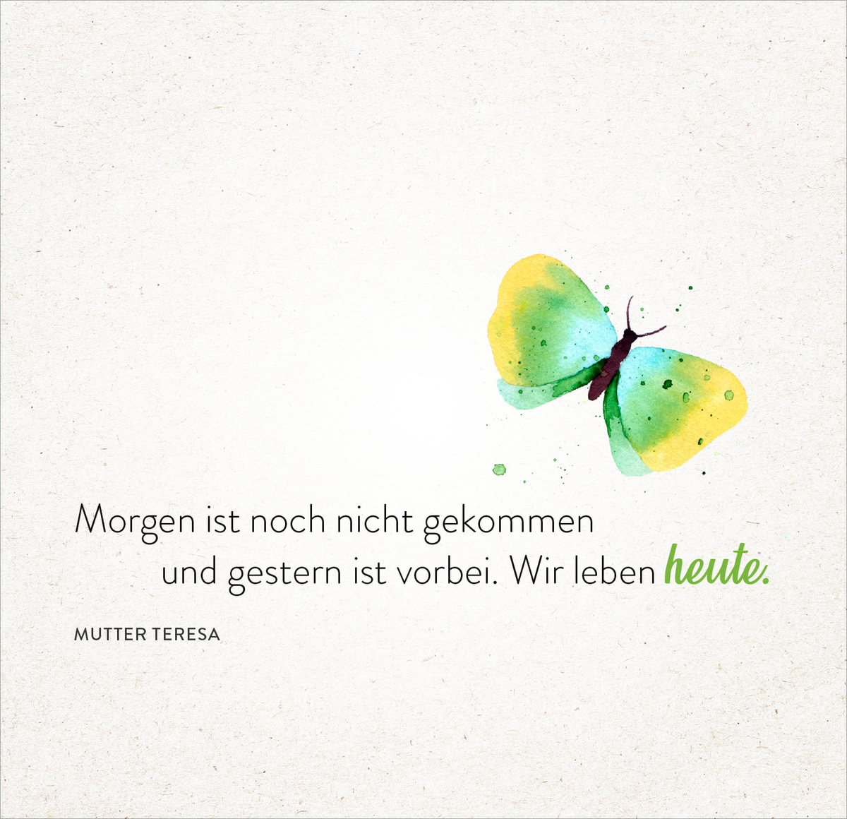 Gezeigt wird eine Innen- oder Zusatzansicht von „365 Tage einatmen. Ausatmen. Lächeln.“. Die Abbildung zeigt einen aquarellierten Schmetterling in Gelb- und Grüntönen auf einem cremefarbenen Hintergrund. Darunter ist ein Zitat von Mutter Teresa in schwarzer Schrift, das sanft mit einer grünen Hervorhebung für das Wort „heute“ ergänzt wird. Die Schriftart ist modern und gut lesbar, mit einer sanften Anordnung der Textelemente, die einen einladenden und beruhigenden Eindruck...