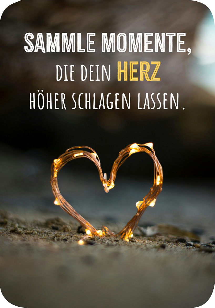 Gezeigt wird eine Innen- oder Zusatzansicht von „Glückskärtchen zur Jugendweihe“. Der Hintergrund ist unscharf und vermittelt eine sanfte Stimmung. Im Vordergrund ist ein herzförmiges Lichtobjekt aus Drähten und Lichtern sichtbar. Darüber steht in großen, klaren Buchstaben der Text „SAMMLE MOMENTE, die dein HERZ höher schlagen lassen.“ Die Schrift ist in Schwarz und Gelb gehalten, was einen ansprechenden Kontrast zur warmen Hintergrundfarbe bietet.