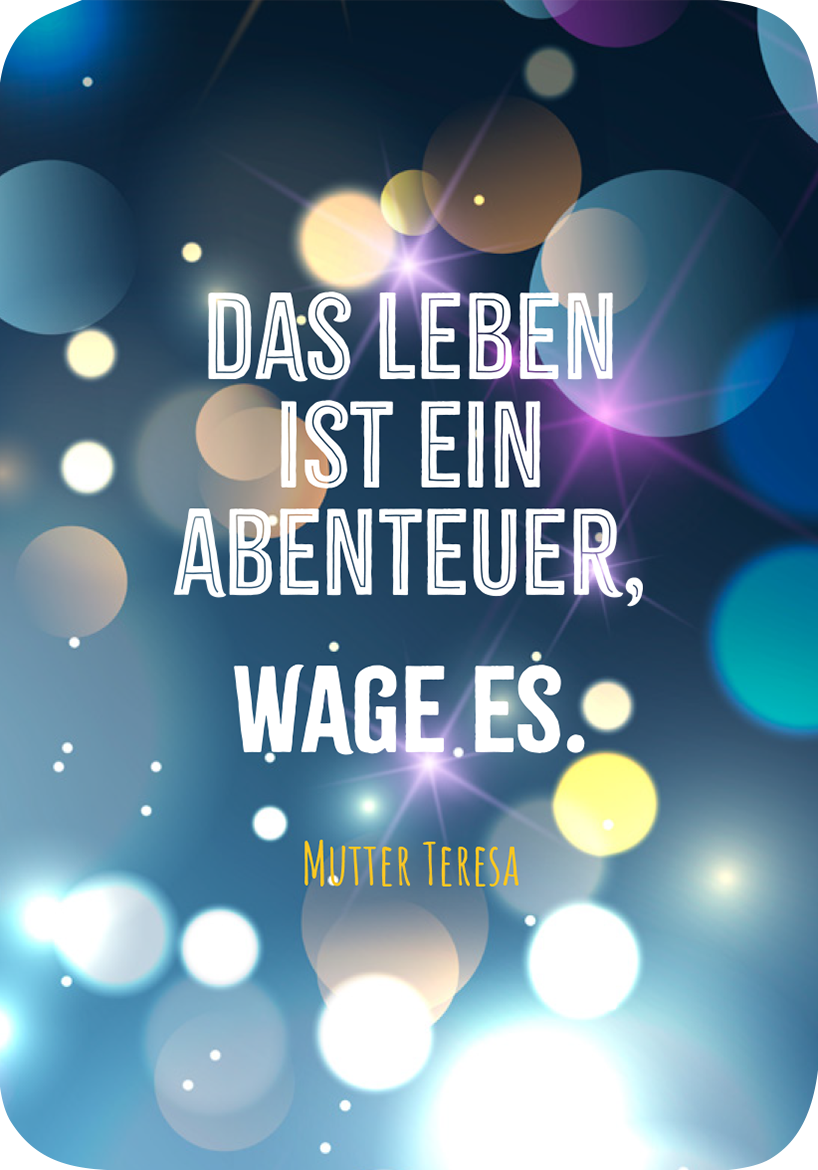 Gezeigt wird eine Innen- oder Zusatzansicht von „Glückskärtchen zur Jugendweihe“. Der Hintergrund ist in sanften Blautönen mit verschwommenen, hellen Lichtpunkten gestaltet, die an einen festlichen Anlass erinnern. In der Mitte steht der inspirierende Spruch „DAS LEBEN IST EIN ABENTEUER, WAGE ES.“ in großen, klaren Buchstaben, die eine Mischung aus serifenlosen und geschwungenen Schriftarten zeigen. Unter dem Zitat findet sich der Namenszug „Mutter Teresa“ in einer eleganten,...