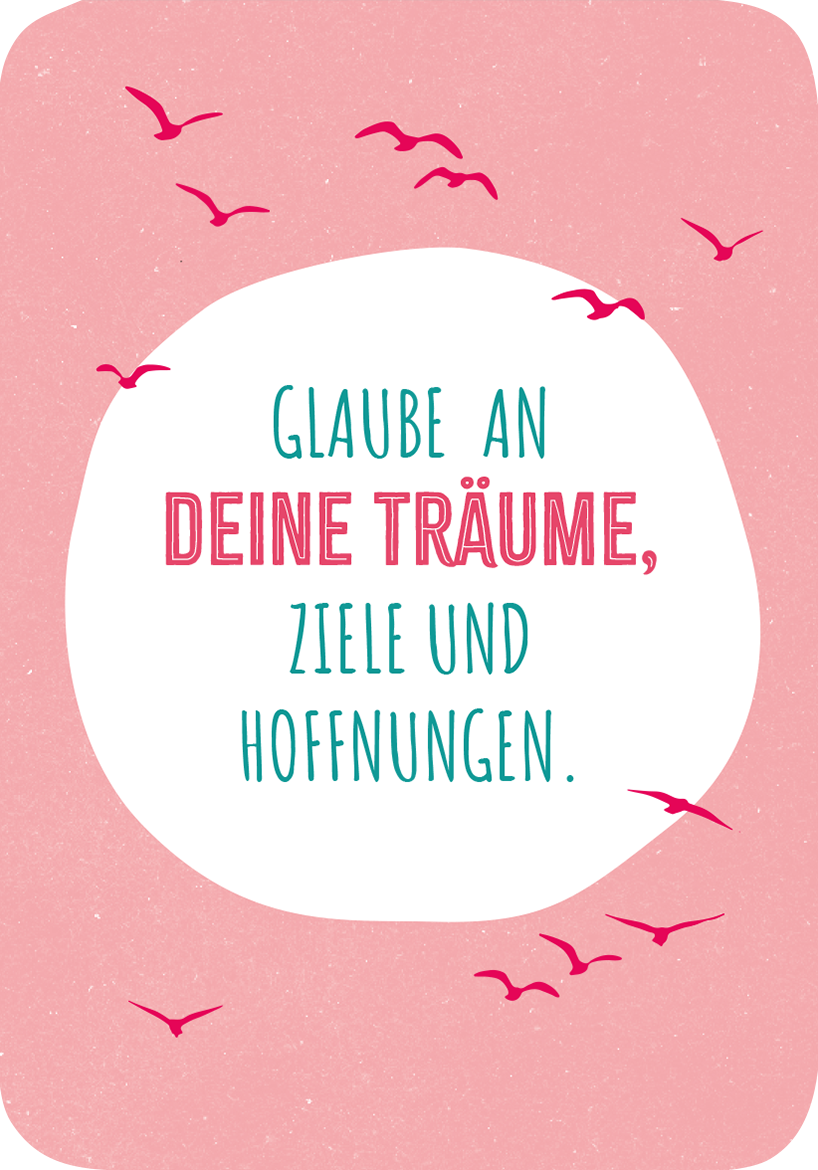 Gezeigt wird eine Innen- oder Zusatzansicht von „Glückskärtchen zur Jugendweihe“. Der Hintergrund ist in einem sanften Rosa gehalten, umrahmt von einem weißen Oval. In der Mitte steht der Text „Glaube an DEINE TRÄUME, ZIELE UND HOFFNUNGEN.“ in einer verspielten, modernen Schrift. Der Haupttext ist aquamarinfarben und die hervorgehobenen Wörter sind in leuchtendem Pink gehalten. Um den Text fliegen stilisierte, graue Vögel, die dem Design eine freundliche Dynamik verleihen.