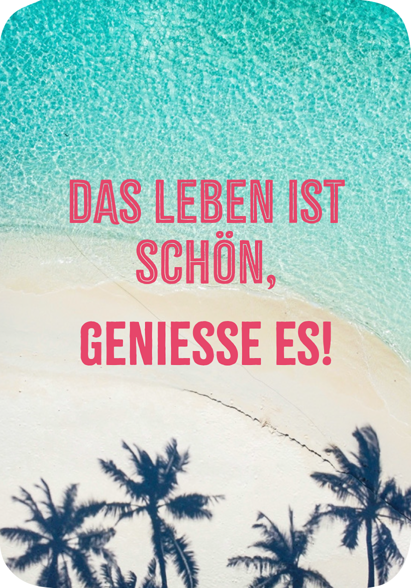 Gezeigt wird eine Innen- oder Zusatzansicht von „Glückskärtchen zur Jugendweihe“. Die Karte zeigt eine sanfte blau-grüne Meereslandschaft mit einem hellen Sandstrand. In großen, verspielten Buchstaben steht der Text „DAS LEBEN IST SCHÖN, GENIESSE ES!“, wobei die obere Zeile in rosa und die untere in kräftigem Rot gehalten ist. Im unteren Bereich sind stilisierte Palmen abgebildet, die eine fröhliche und einladende Atmosphäre schaffen.