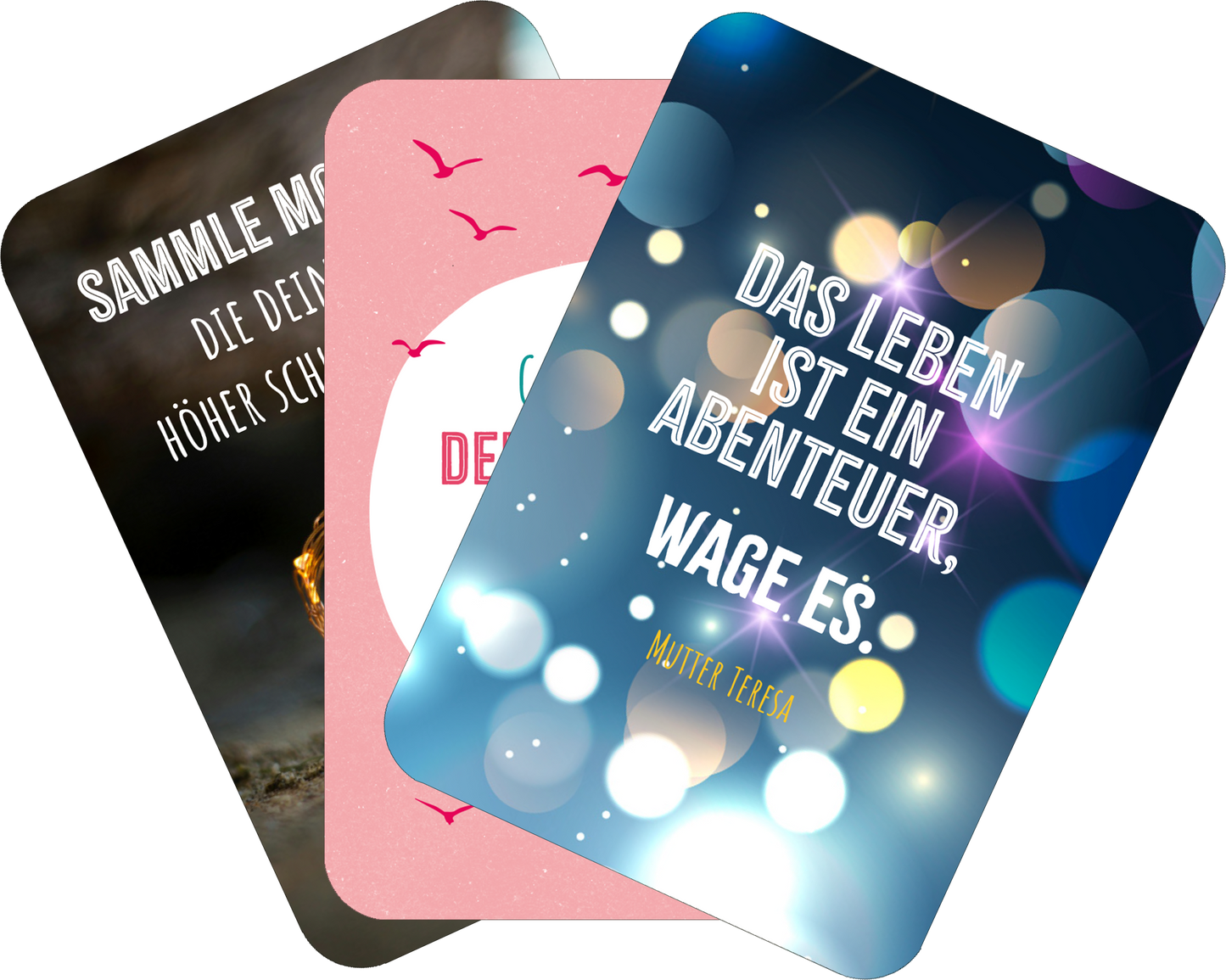 Gezeigt wird eine Innen- oder Zusatzansicht von „Glückskärtchen zur Jugendweihe“. Die drei Kärtchen präsentieren eine harmonische Farbpalette aus sanften Rosa-, Blau- und Grautönen. Auf dem ersten Kärtchen ist der Spruch „Sammle Momente, die deine Seele höher schweben lassen“ in einer eleganten, weißen Schriftart gestaltet. Das zweite Kärtchen zeigt einen Kreis mit dem Text „Das Leben ist ein Abenteuer, wage es.“ von Mutter Teresa, umgeben von leuchtenden, bunten...