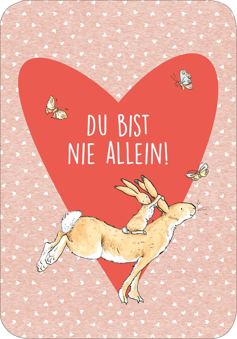 Gezeigt wird eine Innen- oder Zusatzansicht von „Weißt du eigentlich, wie mutig du bist?“. Der Hintergrund ist in einem sanften Rosaton mit weißen Herzen gestaltet. Im Vordergrund befindet sich ein großes, rotes Herz, das den zentralen Text „DU BIST NIE ALLEIN!“ in auffälliger, weißer Typografie umschließt. Zwei niedliche Kaninchen springen fröhlich im Herzen, umgeben von kleinen Schmetterlingen, die dem Bild Lebhaftigkeit verleihen.
