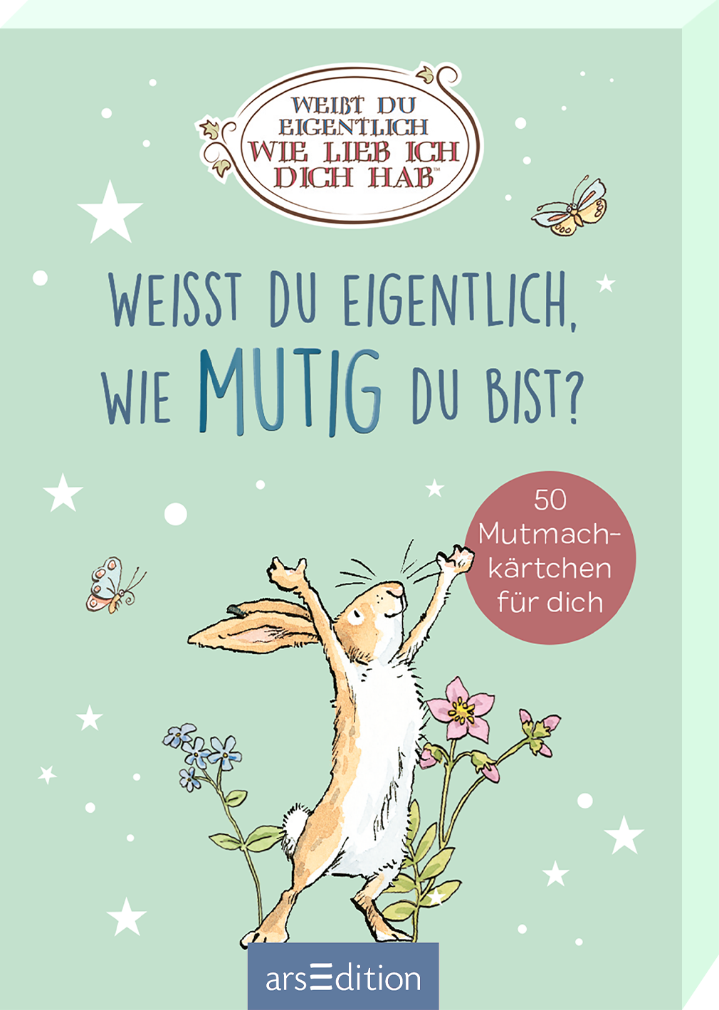 Das Buchcover zeigt einen mintgrünen Hintergrund, auf dem ein fröhlicher Hase steht, der seine Vorderpfoten triumphierend in die Luft streckt. Um ihn herum sind zarte Sterne, Schmetterlinge und Blumen angeordnet, die eine verspielte Atmosphäre schaffen. Oben im Schriftzug steht „WEISST DU EIGENTLICH, WIE MUTIG DU BIST?“, wobei „MUTIG“ in kräftigem Dunkelblau hervorgehoben ist. In einem roten Kreis befindet sich der Text „50 Mutmachkarten für dich“. Ganz unten mittig steht der...