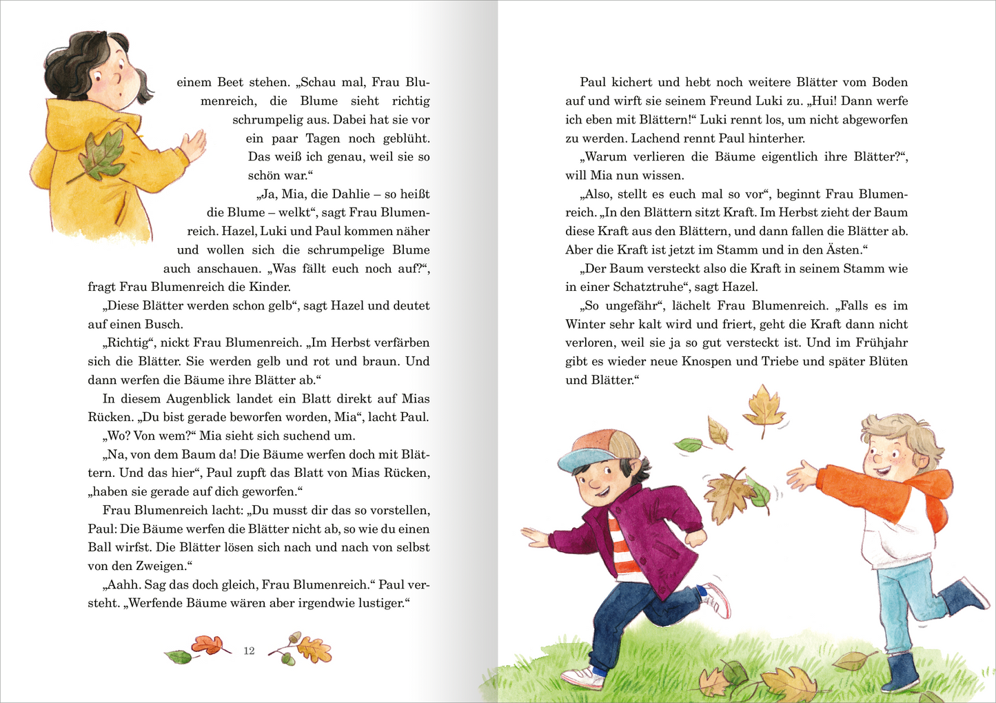 Gezeigt wird eine Innen- oder Zusatzansicht von „Herbstgeschichten aus dem Glockenhof“. Die Doppelseite zeigt lebendige Illustrationen von zwei Kindern, die im Herbst mit bunten Blättern spielen. Links steht ein Junge mit blonden Haaren in einem gelben Pullover und sammelt Blätter. Rechts läuft ein Mädchen mit braunen Haaren und einer roten Jacke, es lacht und wirft Blätter in die Luft. Die Verwendung von warmen, herbstlichen Farben wie Gelb, Orange und Braun schafft eine einladende...