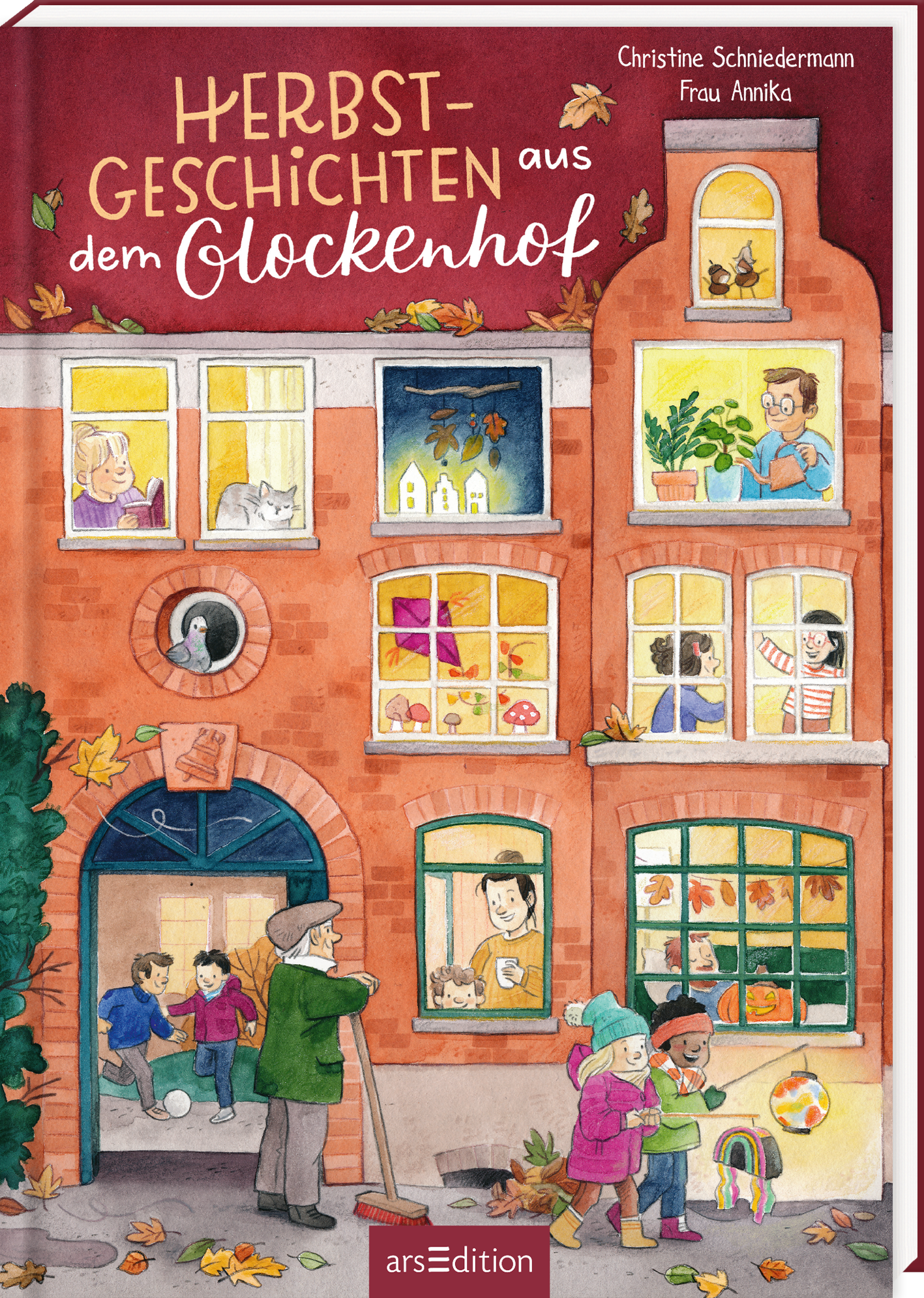 Das Buchcover zeigt ein warmes, farbenfrohes Herbstszenario mit einem zweigeschossigen Gebäude, das aus roten Ziegeln besteht. In den Fenstern sind verschiedene Charaktere zu sehen, die die herbstliche Atmosphäre genießen: Kinder spielen im Freien, während Erwachsene sich in den Fenstern umblicken oder sich mit Pflanzen beschäftigen. Über dem Gebäude steht in verspielter, weißer Schrift: „HERBST-GESCHICHTEN aus dem Glockenhof“. Ganz unten mittig steht der Logoschriftzug von...