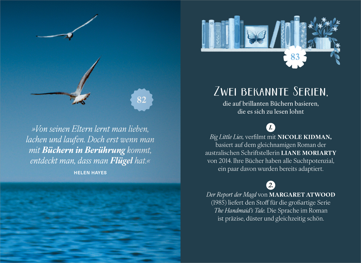 Gezeigt wird eine Innen- oder Zusatzansicht von „Booklover“. Die linke Seite zeigt einen beruhigenden blauen Himmel mit einer seeähnlichen Wasseroberfläche und einem Zitat von Helen Hayes in eleganter, serifenloser Schrift. Auf der rechten Seite sind zwei Buchcover aufgeführt, unterlegt mit stilisierten Bücherregalen und floralen Elementen in sanften Blautönen. Die typografische Gestaltung ist klar und übersichtlich, die Schrift für die Titel ist größer und fett, die...