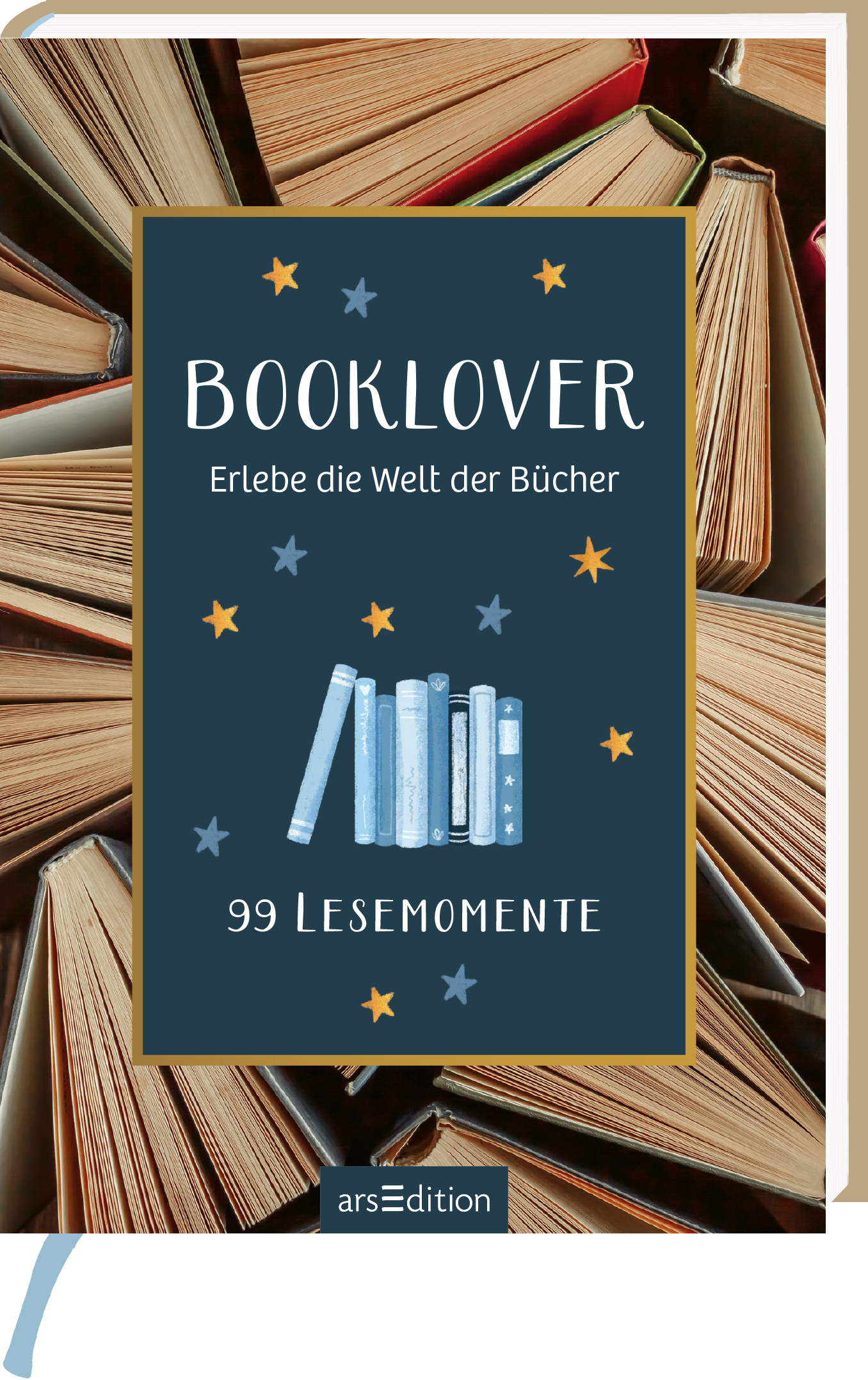 Das Buchcover zeigt einen tiefblauen Hintergrund, auf dem der Titel „BOOKLOVER“ in weißer, verspielter Schrift hervorsticht. Darunter steht in kleinerer Schrift „Erlebe die Welt der Bücher“, gefolgt von „99 Lesemomente“. In der Mitte sind stilisierte, blaue Bücher und einige kleine, gelbe und weiße Sterne platziert, die eine einladende Atmosphäre erzeugen. Ganz unten mittig steht der Logoschriftzug von arsEdition.