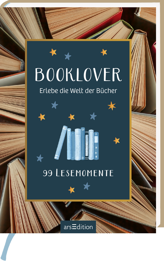 Das Buchcover zeigt einen tiefblauen Hintergrund, auf dem der Titel „BOOKLOVER“ in weißer, verspielter Schrift hervorsticht. Darunter steht in kleinerer Schrift „Erlebe die Welt der Bücher“, gefolgt von „99 Lesemomente“. In der Mitte sind stilisierte, blaue Bücher und einige kleine, gelbe und weiße Sterne platziert, die eine einladende Atmosphäre erzeugen. Ganz unten mittig steht der Logoschriftzug von arsEdition.