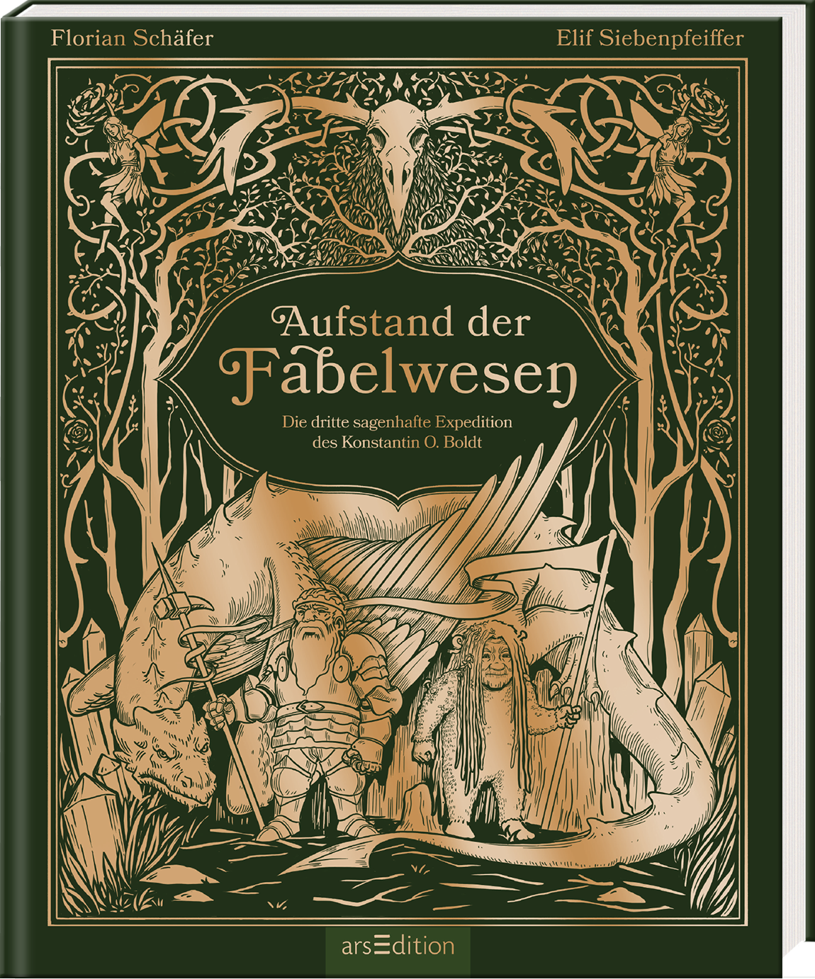 Das Buchcover zeigt eine detailreiche, goldene Illustration auf grünem Hintergrund, die mythologische Kreaturen und Figuren in einem waldigen Setting darstellt. In der Mitte prangt der Titel „Aufstand der Fabelwesen“ in eleganter Schrift, darunter der Untertitel „Die dritte sagenhafte Expedition des Konstantin O. Boldt“. Die Atmosphäre ist geheimnisvoll und märchenhaft, während die Figuren entschlossen wirken. Ganz unten mittig steht der Logoschriftzug von arsEdition.