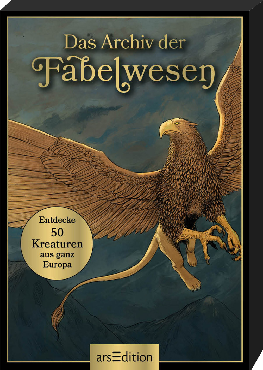 Das Buchcover zeigt einen majestätischen Greif, der in einer dynamischen Pose schwebt. Die Farbgestaltung umfasst sanfte Blau- und Erdtöne, die eine geheimnisvolle Atmosphäre erzeugen. Der Titel „Das Archiv der Fabelwesen“ ist in goldener, verschnörkelter Schrift hervorgehoben. Unterhalb des Greifs befindet sich ein runder Button mit dem Text „Entdecke 50 Kreaturen aus ganz Europa“. Ganz unten mittig steht der Logoschriftzug von arsEdition.