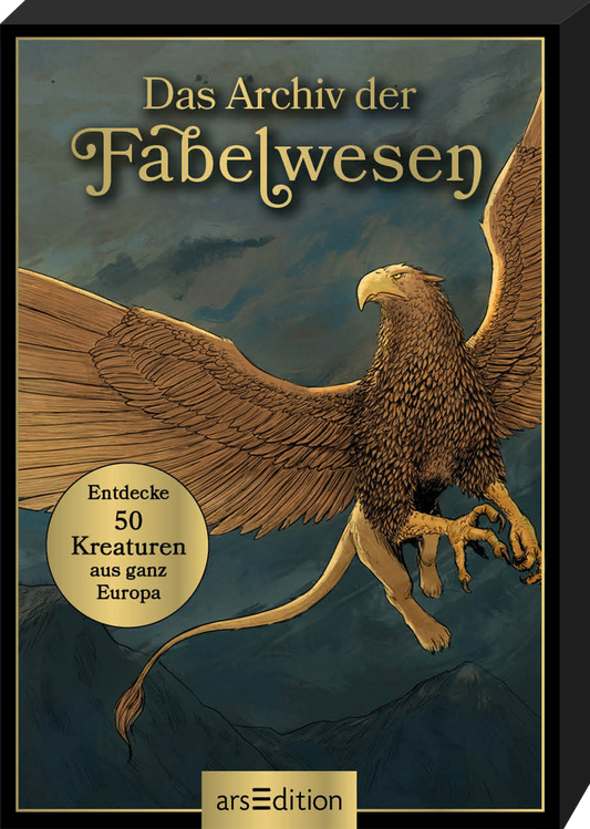 Das Buchcover zeigt einen majestätischen Greif, der in einer dynamischen Pose schwebt. Die Farbgestaltung umfasst sanfte Blau- und Erdtöne, die eine geheimnisvolle Atmosphäre erzeugen. Der Titel „Das Archiv der Fabelwesen“ ist in goldener, verschnörkelter Schrift hervorgehoben. Unterhalb des Greifs befindet sich ein runder Button mit dem Text „Entdecke 50 Kreaturen aus ganz Europa“. Ganz unten mittig steht der Logoschriftzug von arsEdition.
