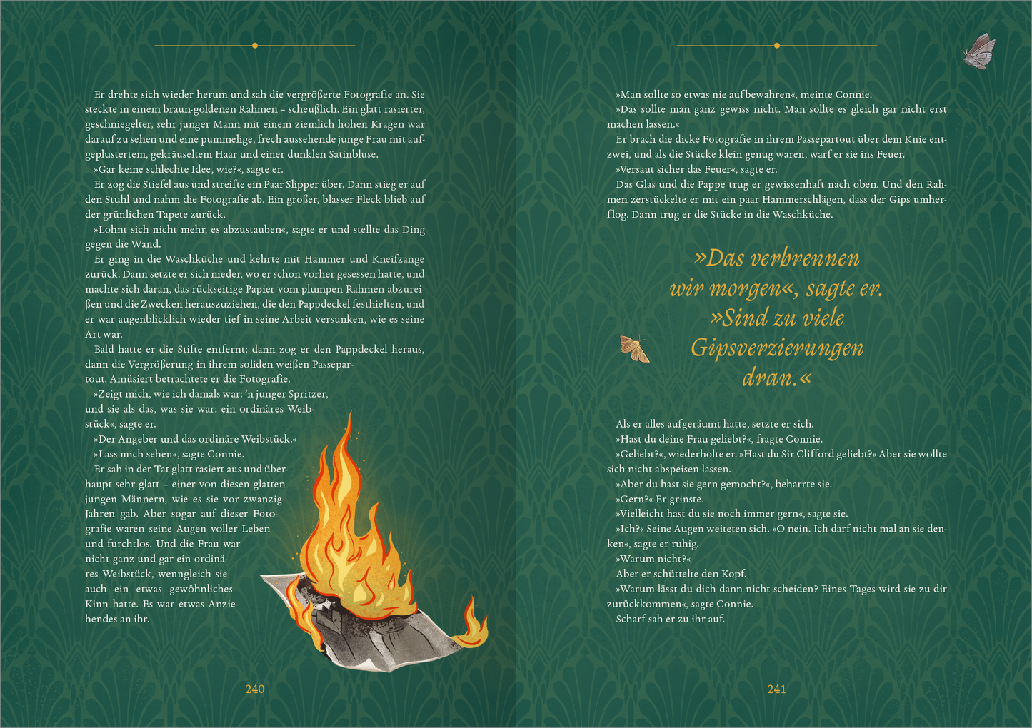 Gezeigt wird eine Innen- oder Zusatzansicht von „Biblioteca Obscura: Lady Chatterleys Liebhaber“. Die Doppelseite zeigt einen eleganten, samtgrünen Hintergrund mit feinen, sich wiederholenden Blattmustern. Auf der linken Seite ist eine Seite mit schwarz-weißer Schrift, während auf der rechten Seite ein Zitat in goldfarbener Schrift hervorgehoben ist. Neben dem Text befindet sich eine stilisierte Illustration eines brennenden Buches. Die Typografie ist klar und modern, was den...