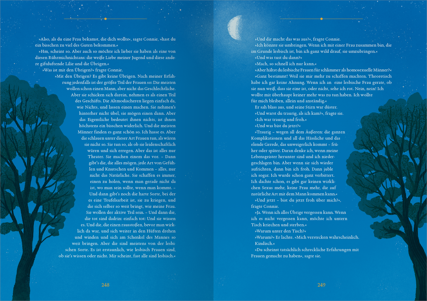 Gezeigt wird eine Innen- oder Zusatzansicht von „Biblioteca Obscura: Lady Chatterleys Liebhaber“. Die Seiten zeigen einen tiefblauen Hintergrund mit einem prägnanten Mond und funkelnden Sternen. Auf der linken Seite ist ein stilisierter Baum abgebildet, während die rechte Seite einen ähnlichen Baum in Silhouette zeigt. Der Text ist in einer klaren, gut lesbaren Schrift in weißer Farbe gehalten, der die poetische Erzählung unterstreicht. Die Gestaltung vermittelt eine beruhigende,...