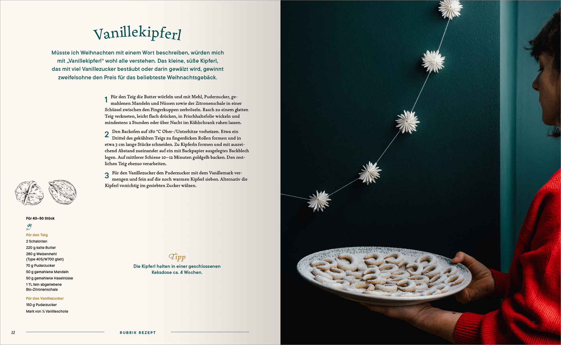 Gezeigt wird eine Innen- oder Zusatzansicht von „Endlich Weihnachten“. Die Seite präsentiert das Rezept für Vanillekipferl auf einem dunklen, eleganten Hintergrund. Links steht der Rezepttitel in einer ansprechenden, modernen Typografie, während die Zutatenliste in klaren, strukturierten Aufzählungen folgt. Rechts wird eine Person sichtbar, die einen Teller mit sorgfältig platzierten Vanillekipferl hält. Glitzernde, weiße Sternenlichter verleihen der Stimmung festliche Akzente.