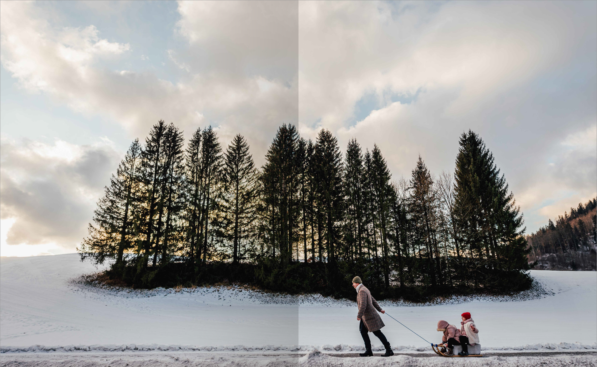 Gezeigt wird eine Innen- oder Zusatzansicht von „Endlich Weihnachten“. Die Bildkomposition zeigt eine verschneite Winterlandschaft mit einer Gruppe von Tannenbäumen im Hintergrund. Eine Frau zieht einen Schlitten, auf dem zwei Kinder sitzen, durch den Schnee. Die Farben sind hauptsächlich in sanften Weiß-, Beige- und Grüntönen gehalten, während der Himmel eine Mischung aus blau und grauen Wolken zeigt. Die Verwendung von klarer, moderner Typografie vermittelt ein fröhliches und...