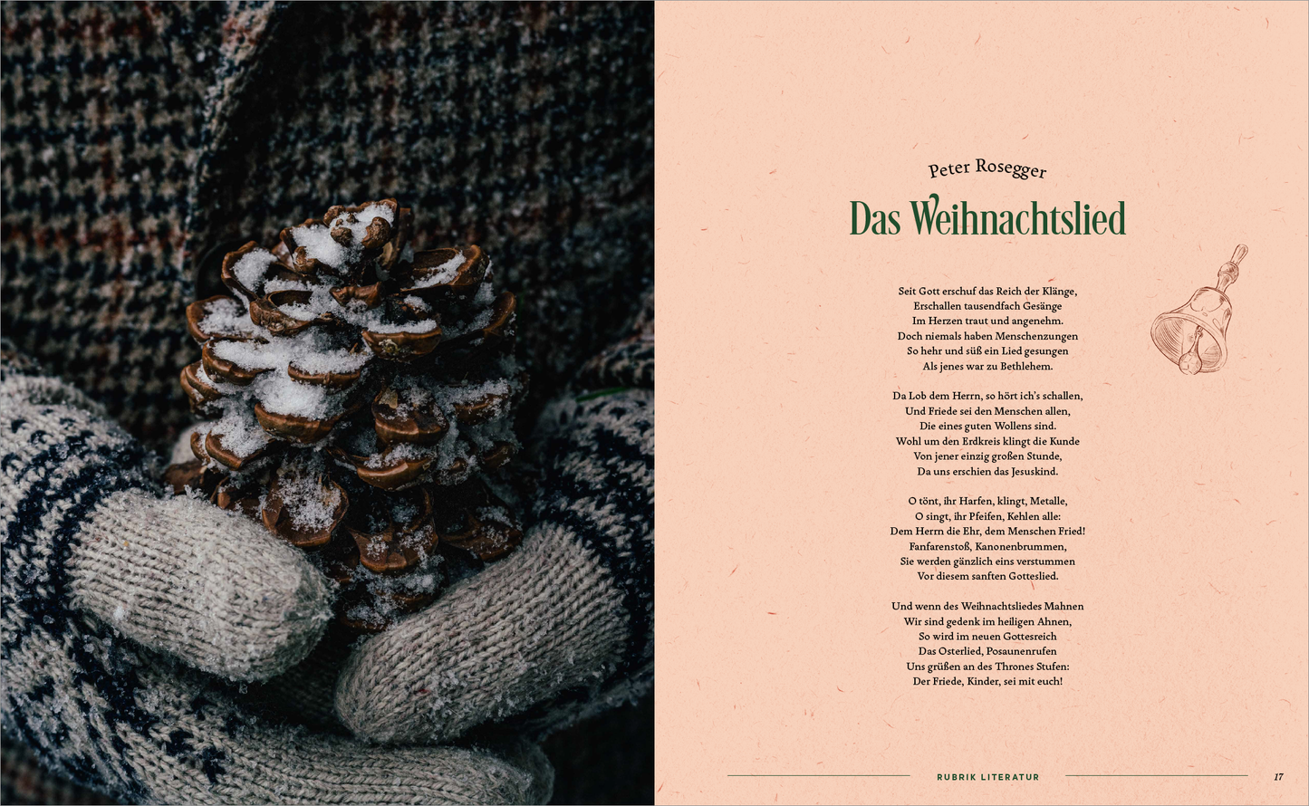 Gezeigt wird eine Innen- oder Zusatzansicht von „Endlich Weihnachten“. Die Seite präsentiert eine sanfte, cremefarbene Hintergrundfarbe. Oben steht der Titel „Das Weihnachtslied“ in einer eleganten, grünen Schriftart, gefolgt vom Namen des Autors, Peter Rosegger. Auf der linken Seite ist eine handgehaltene, mit Schnee bedeckte Tannenschale zu sehen, die von groben, grauen Handschuhen umschlossen wird. Die Gesamtkomposition vermittelt eine warme, festliche Atmosphäre.