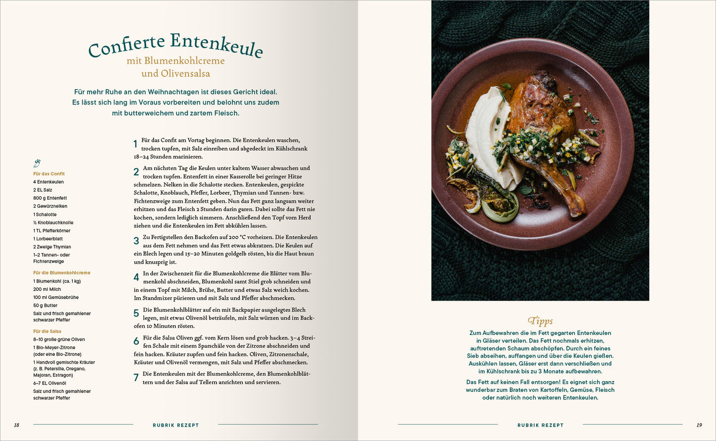 Gezeigt wird eine Innen- oder Zusatzansicht von „Endlich Weihnachten“. Die Seite präsentiert ein Rezept für „Confierte Entenkeule mit Blumenkohlcreme und Olivensalat“. Der Titel ist in einer eleganten, grünen Schriftart hervorgehoben, während die Reste der Beschreibung in einer gut lesbaren serifenlosen Schrift gehalten sind. Zu sehen ist ein appetitliches Gericht in einer runden, braunen Schale, umgeben von frischen Zutaten, die harmonische Farben wie Grün, Beige und Braun...