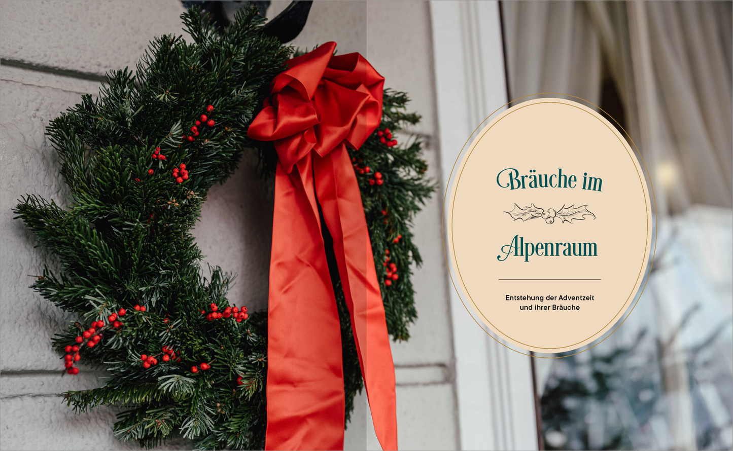 Gezeigt wird eine Innen- oder Zusatzansicht von „Endlich Weihnachten“. Die Abbildung zeigt einen üppigen Tannenkranz, geschmückt mit roten Beeren und einer großen, glänzenden roten Schleife. Der Kranz ist an einem natürlichen Hintergrund platziert, der eine warme, einladende Atmosphäre schafft. In der oberen rechten Ecke ist ein ovaler, pastellfarbener Banner mit der Aufschrift „Bräuche im Alpenraum“. Die Schrift hat einen eleganten, verschnörkelten Stil, der zur festlichen...