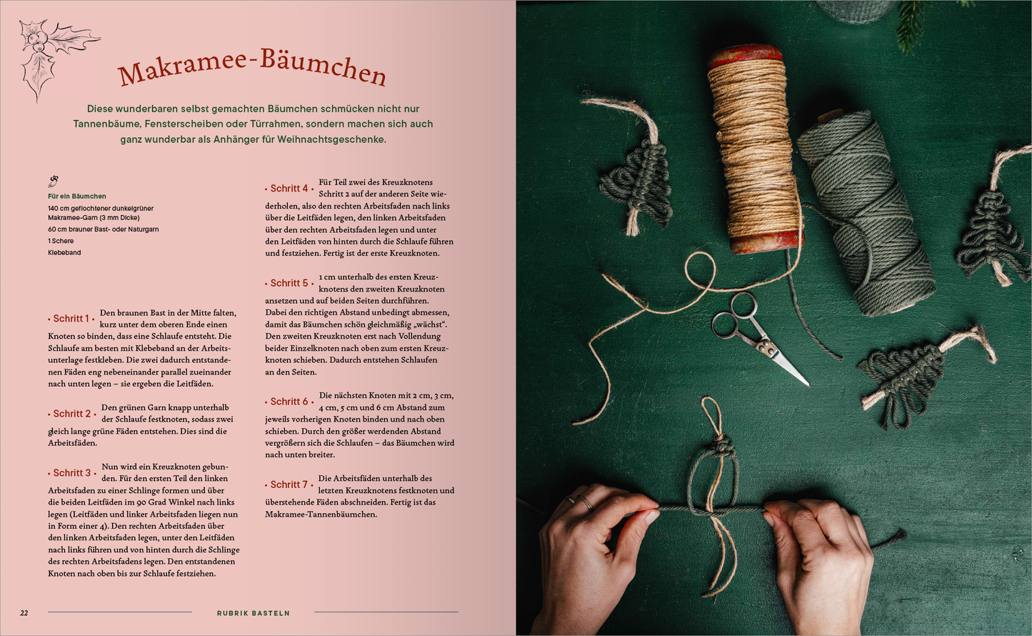 Gezeigt wird eine Innenansicht von „Endlich Weihnachten“. Auf der linken Seite befindet sich eine rosa Hintergrundfläche mit dem Titel „Makramee-Bäumchen“ in einer eleganten, kursiven Schrift. Die rechte Seite zeigt eine handwerkliche Anordnung von Garn und Werkzeugen auf einem dunklen Tisch. Ein Paar Hände formt ein kleines Kunstwerk mit Naturmaterialien. Die Farbpalette umfasst sanfte Erdtöne und Grüntöne, die eine festliche, gemütliche Atmosphäre schaffen.