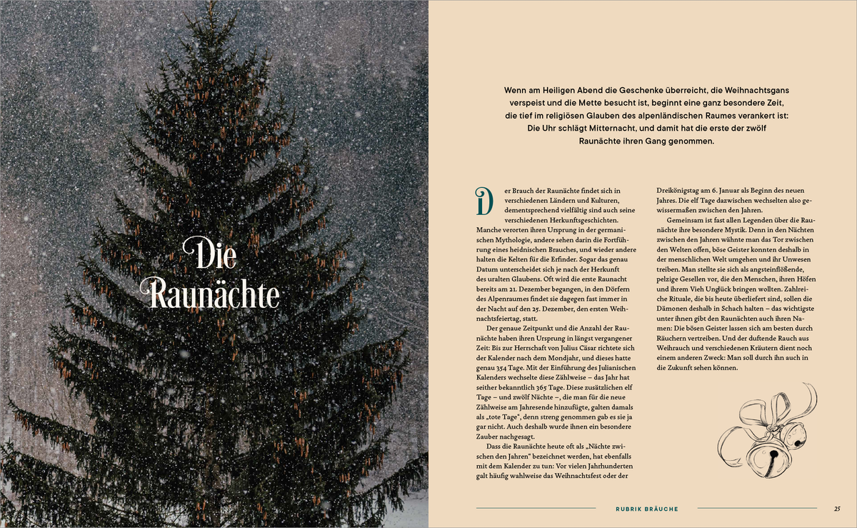 Gezeigt wird eine Innen- oder Zusatzansicht von „Endlich Weihnachten“. Auf der linken Seite ist ein großes, dunkles Tannenbaum-Silhouette im Vordergrund zu sehen, umgeben von sanften Schneeflocken, die langsam fallen. Die rechte Seite zeigt einen cremefarbenen Hintergrund mit einem fortlaufenden, gut lesbaren Text in brauner Schrift. Die Überschrift „Die Raunächte“ hebt sich in eleganter, geschwungener Schrift hervor, die dem Design eine festliche Atmosphäre verleiht.