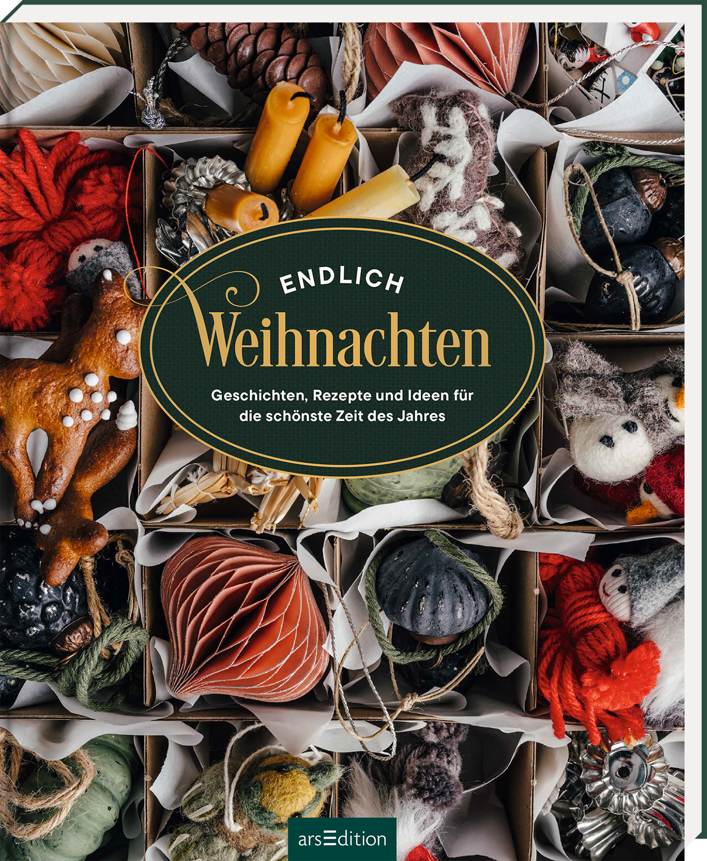 Das Buchcover zeigt eine Ansammlung weihnachtlicher Dekorationen in verschiedenen Farben und Formen, angeordnet in kleinen, offenen Pappschachteln. Dominierende Farben sind Rot, Braun, Orange und Schwarz, die eine festliche Stimmung vermitteln. In der Mitte befindet sich ein eleganter ovaler Titelrahmen mit dem Schriftzug „ENDLICH Weihnachten“ in goldener Schrift, unter dem der Untertitel „Geschichten, Rezepte und Ideen für die schönste Zeit des Jahres“ in einer schlichteren...