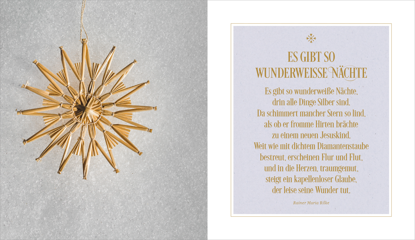 Gezeigt wird eine Innen- oder Zusatzansicht von „Vanille, Zimt und Weihnachtsduft“. Links befindet sich ein dekorativer Stern aus geflochtenem Material in natürlichem Beige-Ton auf einem grauen Hintergrund. Rechts ist ein elegantes, quadratisches Blatt mit dem Text „ES GIBT SO WUNDERWEISSE NÄCHTE“ in Gold auf einem hellen Hintergrund zu sehen. Die Schrift ist in einer festlichen Serifenschrift gestaltet, die einen warmen, einladenden Eindruck vermittelt.