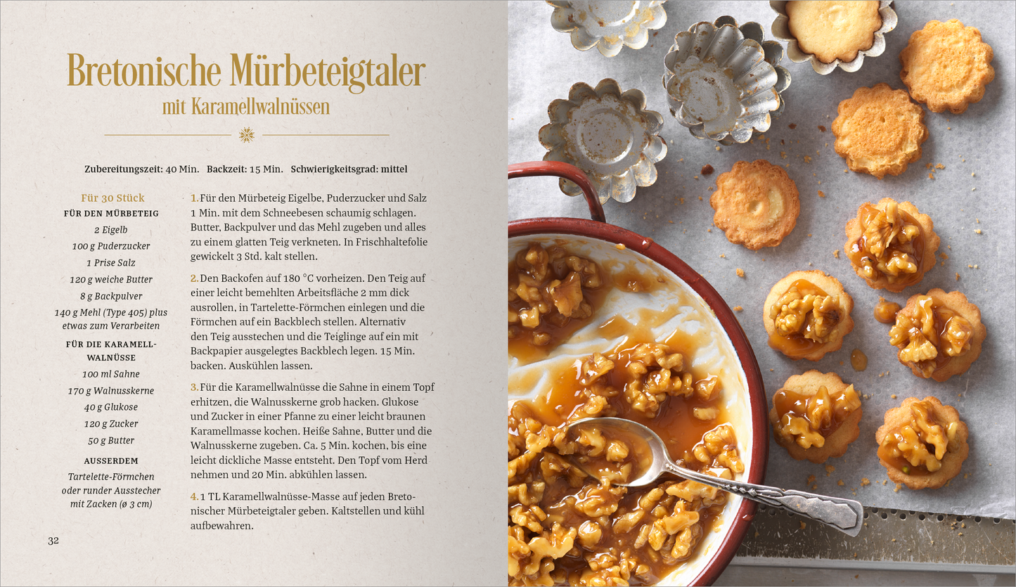 Gezeigt wird eine Innen- oder Zusatzansicht von „Vanille, Zimt und Weihnachtsduft“. Auf der linken Seite sind die Zutaten und Zubereitungshinweise in einer eleganten, serifenlosen Schrift in hellem Beigeton auf einem weißen Hintergrund dargestellt. Rechts sind goldene Keks-Teigtaler und eine Karamellsoße in einer roten Schüssel abgebildet. Der Keks ist mit Karamell und Walnüssen dekoriert. Insgesamt dominieren warme, einladende Farben, die ein festliches Ambiente schaffen.