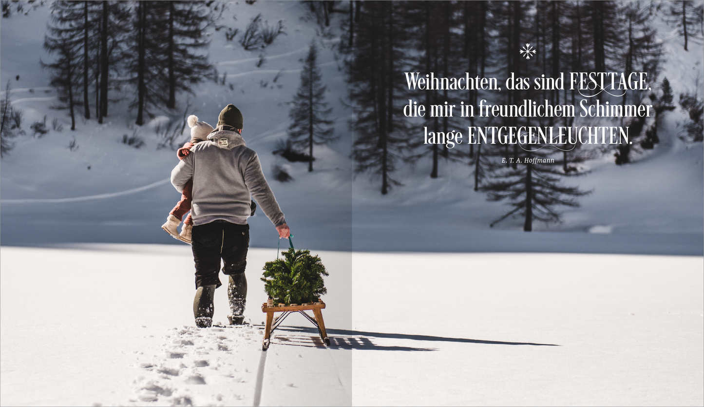 Gezeigt wird eine Innen- oder Zusatzansicht von „Vanille, Zimt und Weihnachtsduft“. Im Vordergrund ist eine Person zu sehen, die einen kleinen Weihnachtsbaum auf einem Schlitten zieht, während sie ein Kind in einem warmen Outfit trägt. Die Farbpalette umfasst warme Erdtöne und beeindruckende weiße Schneeflächen. Auf der rechten Seite steht in großen, geschwungenen Buchstaben der Text: „Weihnachten, das sind FESTTAGE, die mir in freundlichem Schimmer lange ENTGEGENLEUCHTEN.“ Die...