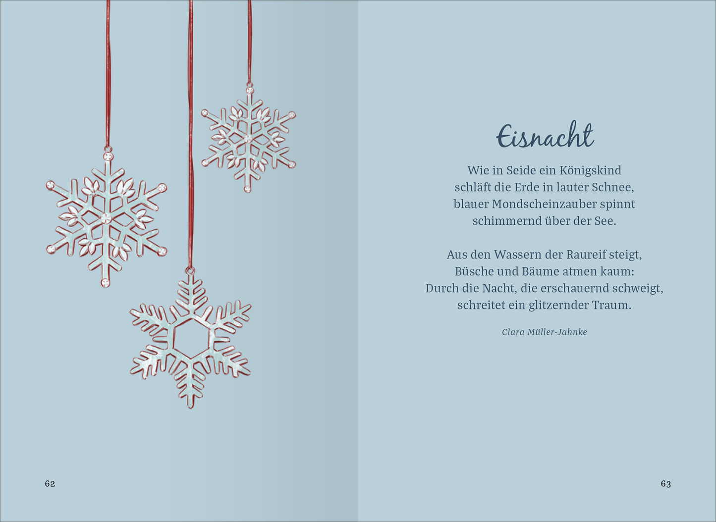 Gezeigt wird eine Innen- oder Zusatzansicht von „Die schönsten Geschichten aus dem Schnee“. Die Seite zeigt einen sanften, hellblauen Hintergrund, auf dem drei filigrane, weiße Schneeflocken hängen, die durch rote Fäden befestigt sind. Rechts ist der Text „Eisnacht“ in eleganter, geschwungener Schrift zu sehen, gefolgt von einem poetischen Inhalt in klarer, gut lesbarer Typografie. Die Gestaltung vermittelt eine winterliche, ruhige Atmosphäre.