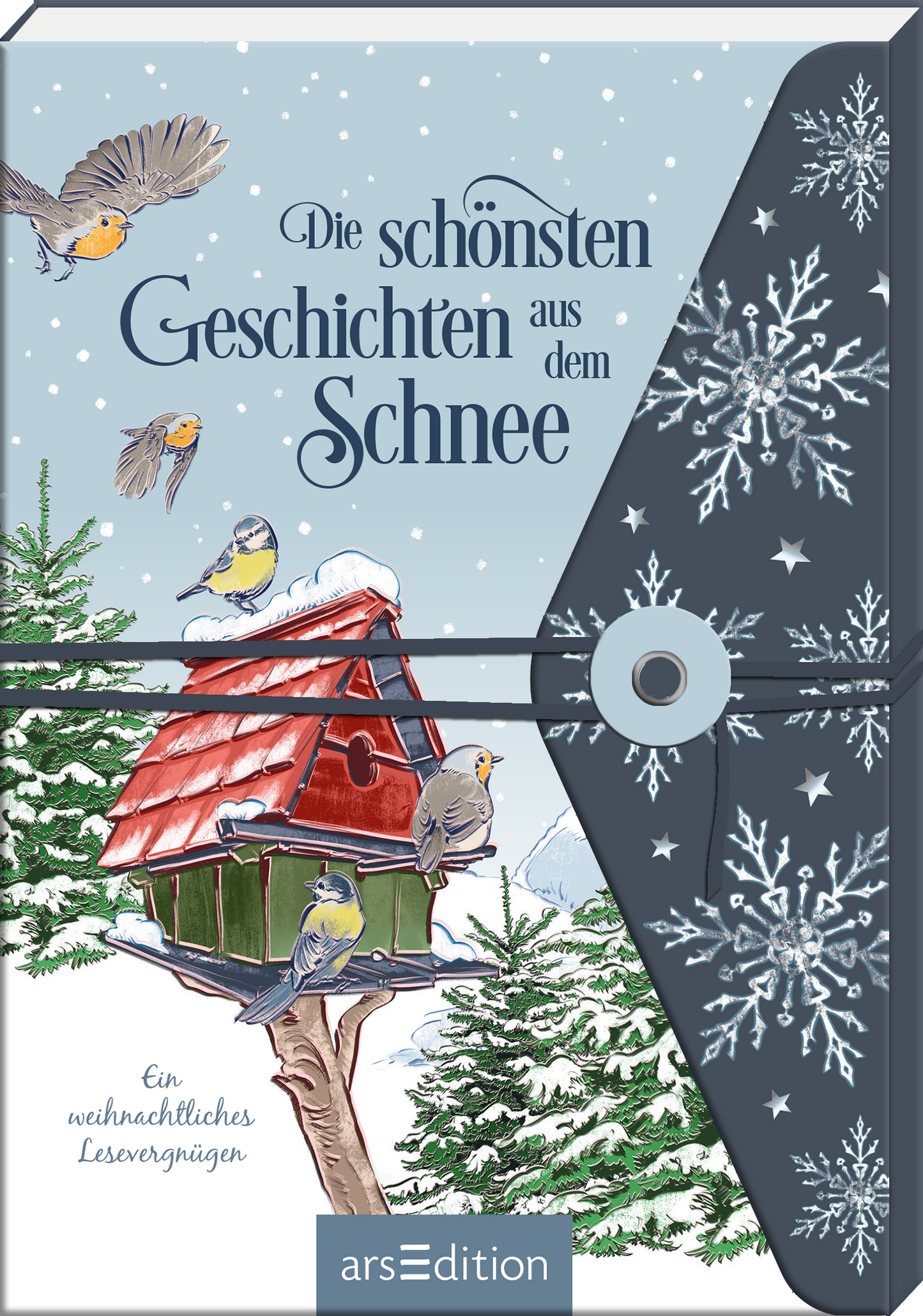 Das Buchcover „Die schönsten Geschichten aus dem Schnee“ präsentiert eine winterliche Szene mit einem blauen Hintergrund, durchzogen von zarten Schneeflocken. In der Mitte steht ein rotgedecktes Vogelhaus, umgeben von verschiedenen Vögeln, darunter Meisen. Die Schrift ist verspielt und in einer eleganten, geschwungenen Typografie gehalten. Unten links befindet sich der Text „Ein weihnachtliches Lesevergnügen“. Ganz unten mittig steht der Logoschriftzug von arsEdition.